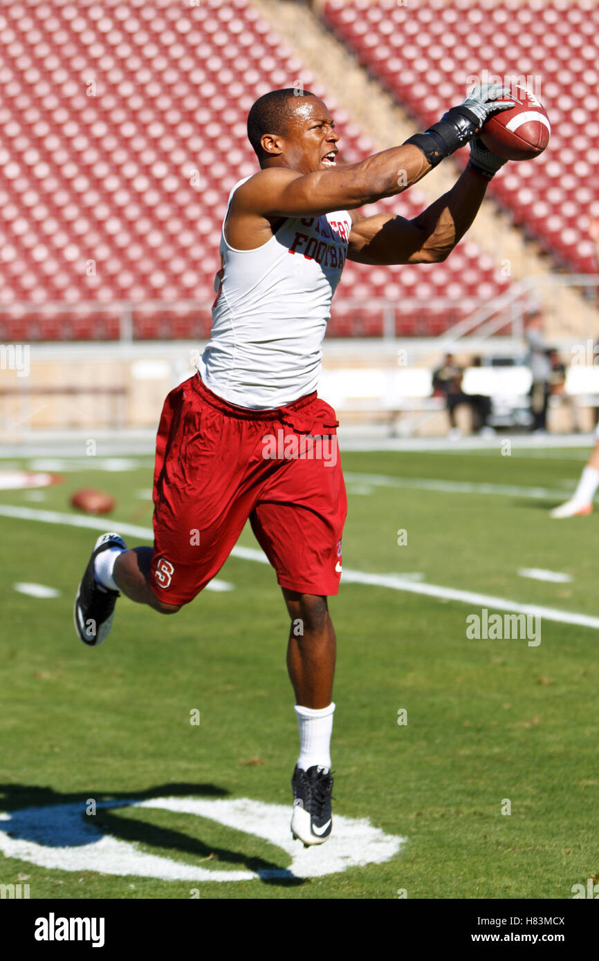 Oktober 2011; Stanford CA, USA; Stanford Cardinal Safety Delano Howell (26) wärmt sich vor dem Spiel gegen die Colorado Buffaloes im Stanford Stadium auf. Stockfoto