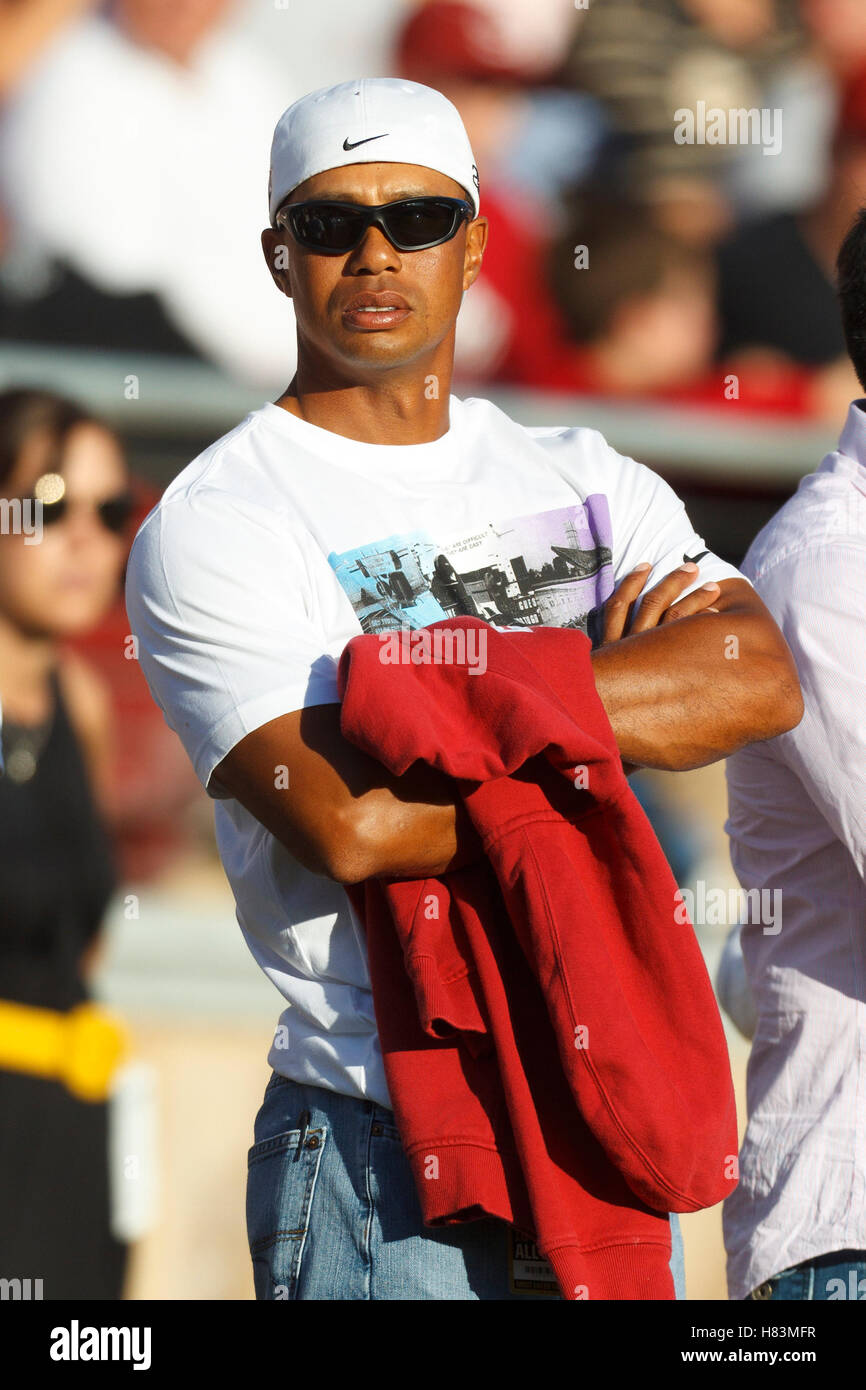 8. Oktober 2011; Stanford, CA, USA;  Tiger Woods steht an der Seitenlinie während des ersten Quartals zwischen Stanford Cardinal und die Colorado Buffaloes Stanford Stadium. Stockfoto