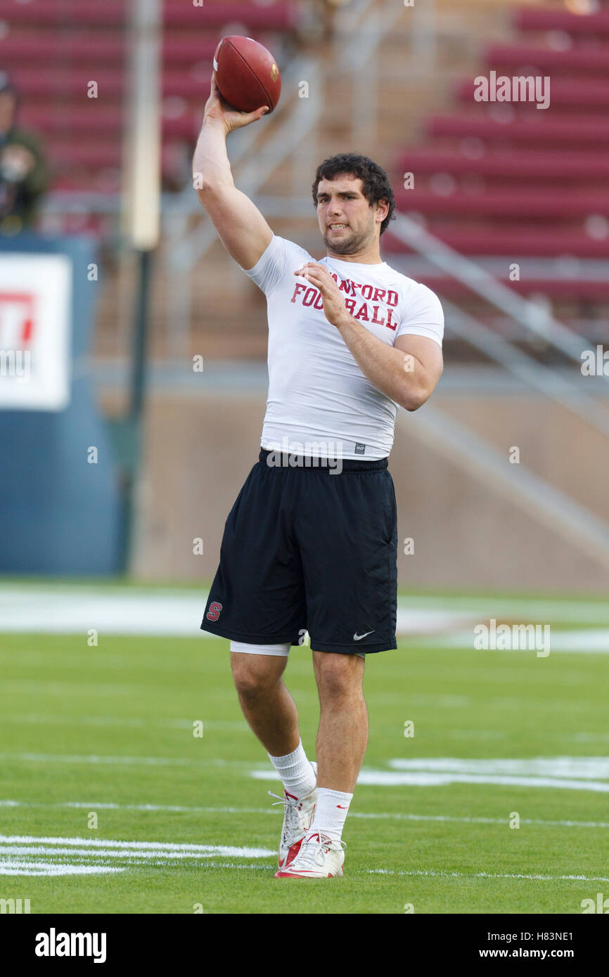 12. November 2011; Stanford, CA, USA;  Stanford Cardinal Quarterback Andrew Luck (12) erwärmt sich vor dem Spiel gegen die Oregon Ducks im Stanford Stadium. Stockfoto