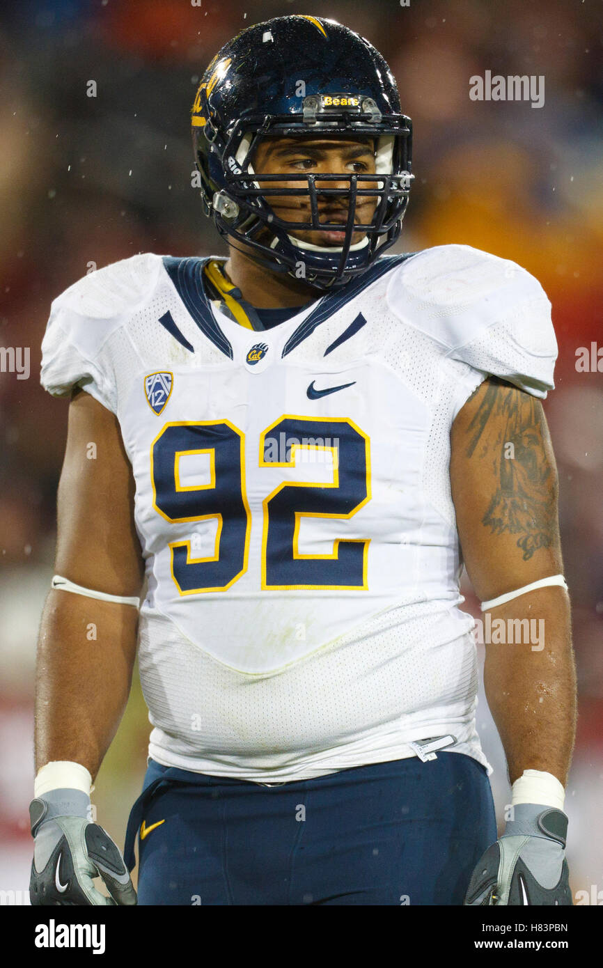 19. November 2011; Stanford, CA, USA;  California Golden Bears defensive Lineman Trevor Guyton (92) bevor Sie ein Spiel gegen die Stanford Cardinal im ersten Quartal bei Stanford Stadium.  Stanford besiegte California 31-28. Stockfoto