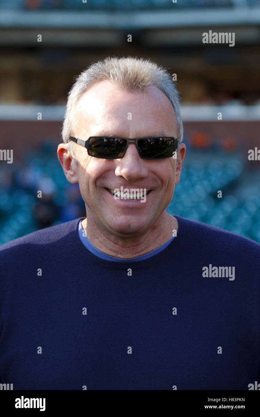 31. Dezember 2011; San Francisco CA, USA;  San Francisco 49ers ehemaligen quarterback Joe Montana auf dem Feld vor dem Spiel zwischen Illinois Fighting Illini und die UCLA Bruins im AT&T Park. Stockfoto
