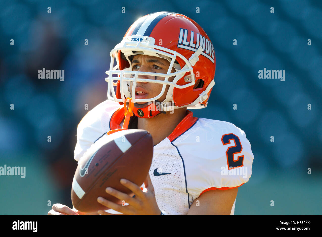 31. Dezember 2011; San Francisco CA, USA; Illinois Fighting Illini Quarterback Nathan Scheelhaase (2) erwärmt sich vor dem Spiel gegen die UCLA Bruins im AT&T Park. Illinois besiegte UCLA 20-14. Stockfoto