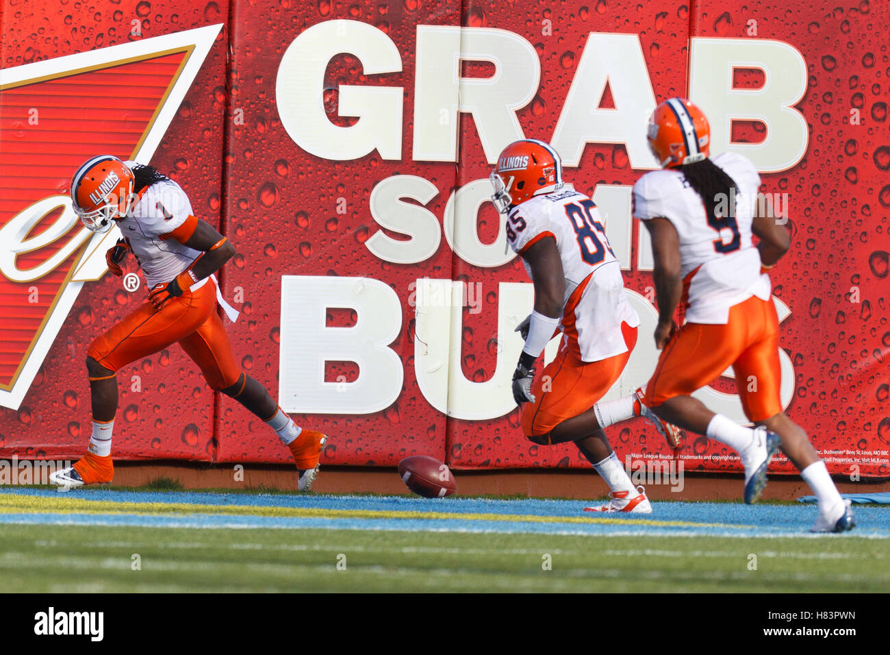 31. Dezember 2011; San Francisco CA, USA;  Illinois Fighting Illini defensive back Terry Hawthorne (1) Noten einen Touchdown aus einer Interception gegen die UCLA Bruins im dritten Quartal im AT&T Park. Stockfoto