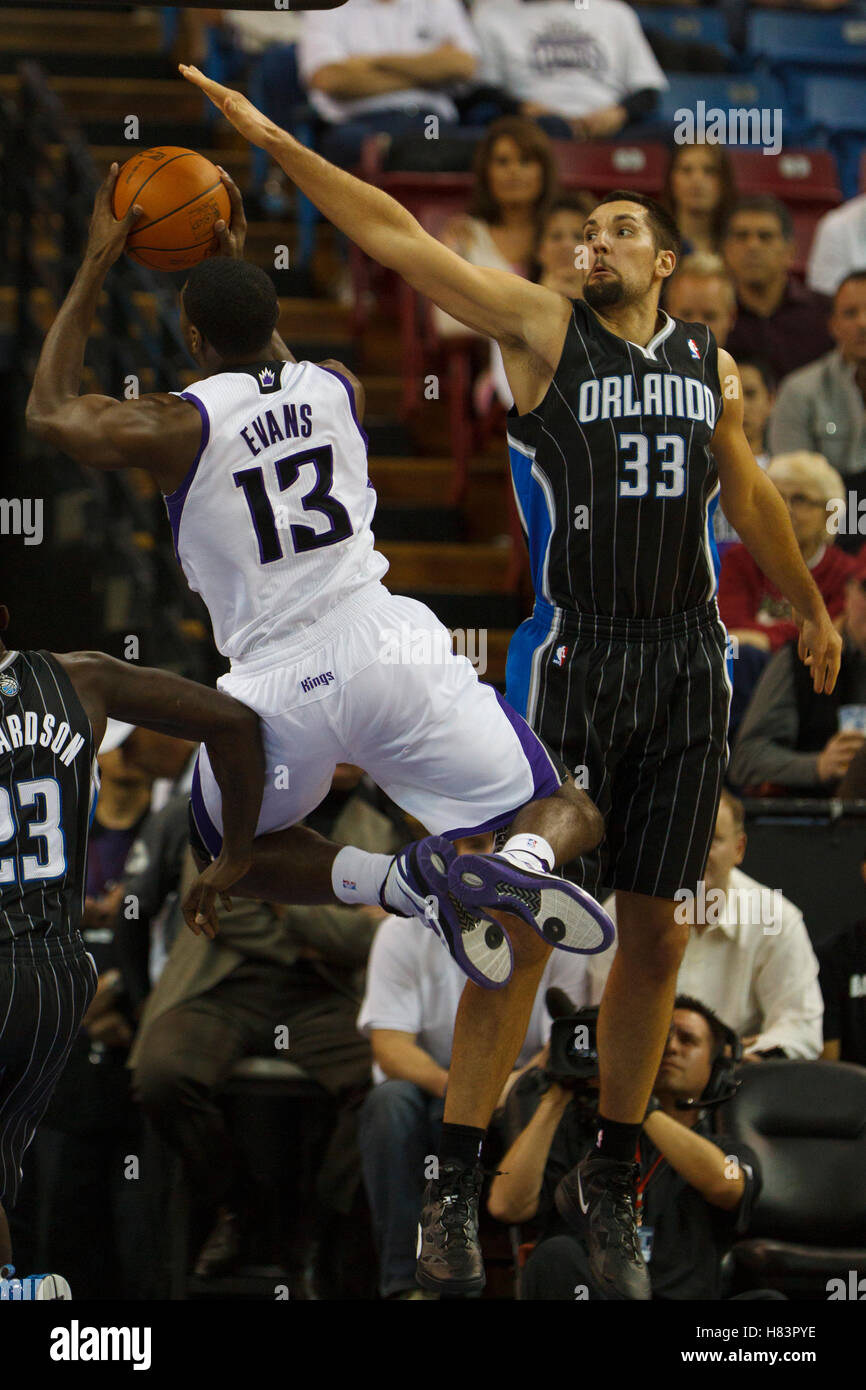 8. Januar 2012; Sacramento, Kalifornien, USA; Sacramento Kings Point Guard Tyreke Evans (13) schießt Vergangenheit Orlando Magic power forward Ryan Anderson (33) im ersten Quartal bei Power Balance Pavillon. Stockfoto