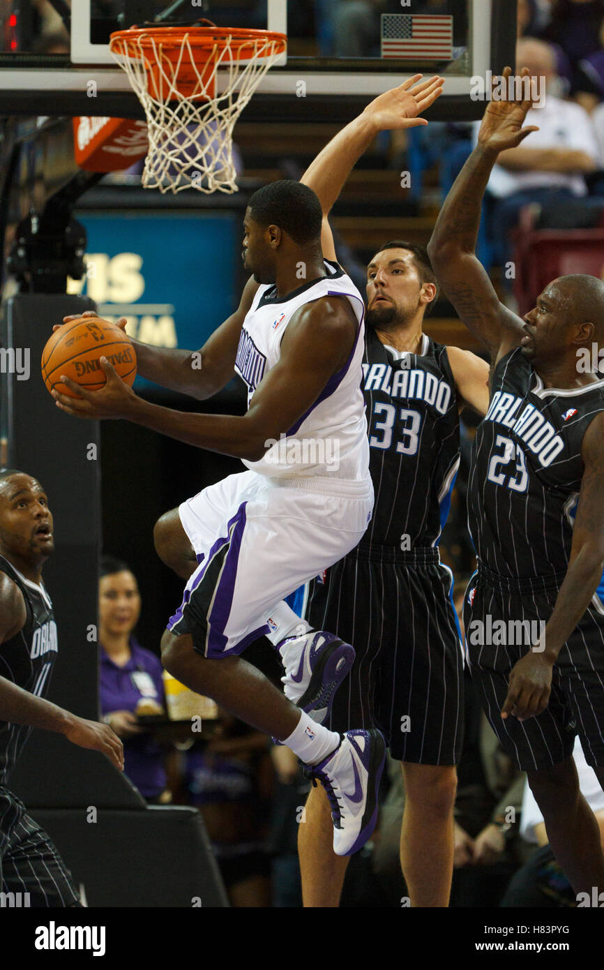 8. Januar 2012; Sacramento, Kalifornien, USA; Sacramento Kings Point Guard Tyreke Evans (13) springt Vergangenheit Orlando Magic power forward Ryan Anderson (33) und shooting guard Jason Richardson (23) im ersten Quartal im Power Balance Pavillon. Stockfoto