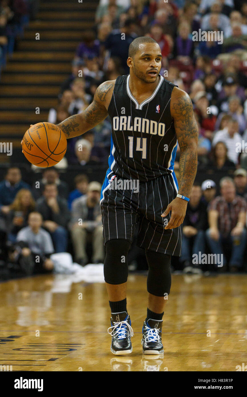 Januar 2012; Sacramento, CA, USA; der Orlando Magic Point Guard Jameer Nelson (14) dribbelt im zweiten Quartal im Power Balance Pavilion gegen die Sacramento Kings. Orlando besiegte Sacramento mit 104:97. Stockfoto