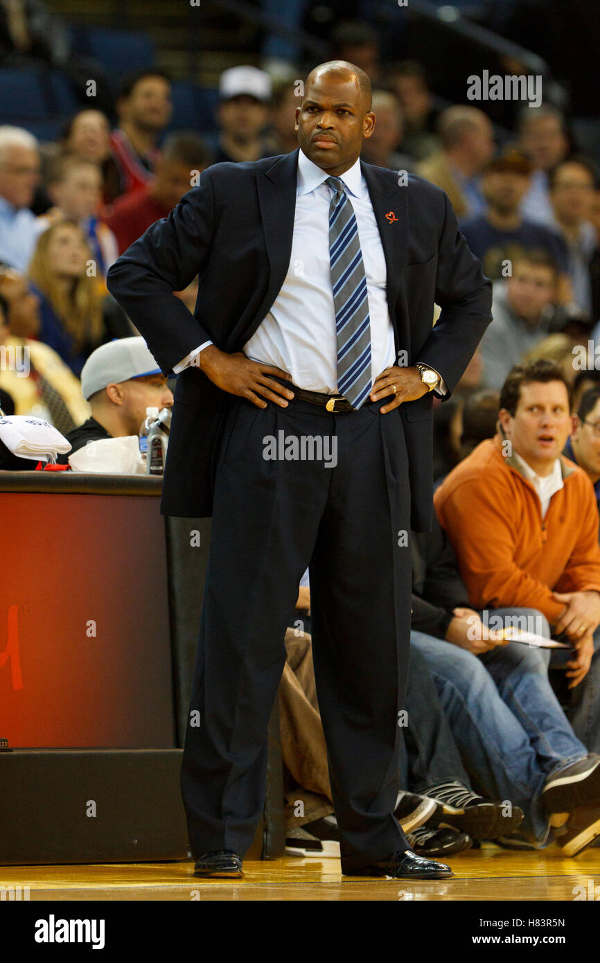 25. Januar 2012; Oakland, Kalifornien, USA; Portland Trail Blazers Trainer Nate McMillan an der Seitenlinie gegen die Golden State Warriors im ersten Quartal bei Oracle Arena. Stockfoto