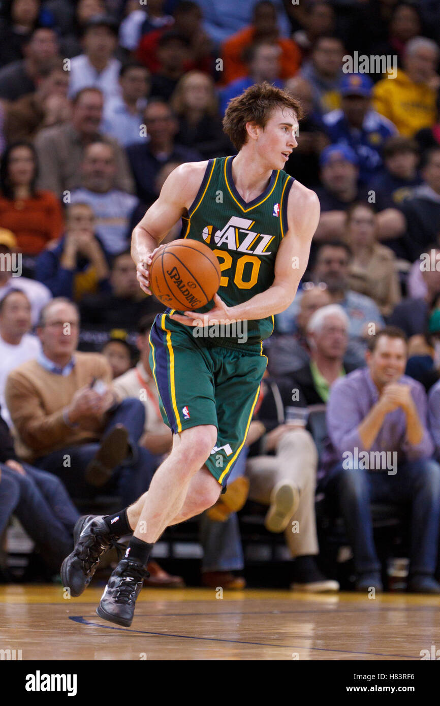 Feb 2, 2012; Oakland, Ca, USA; Utah Jazz Shooting Guard gordon Hayward (20) den Ball dribbelt gegen die Golden State Warriors im zweiten Quartal Oracle Arena. Golden State besiegt Utah 119-101. Stockfoto