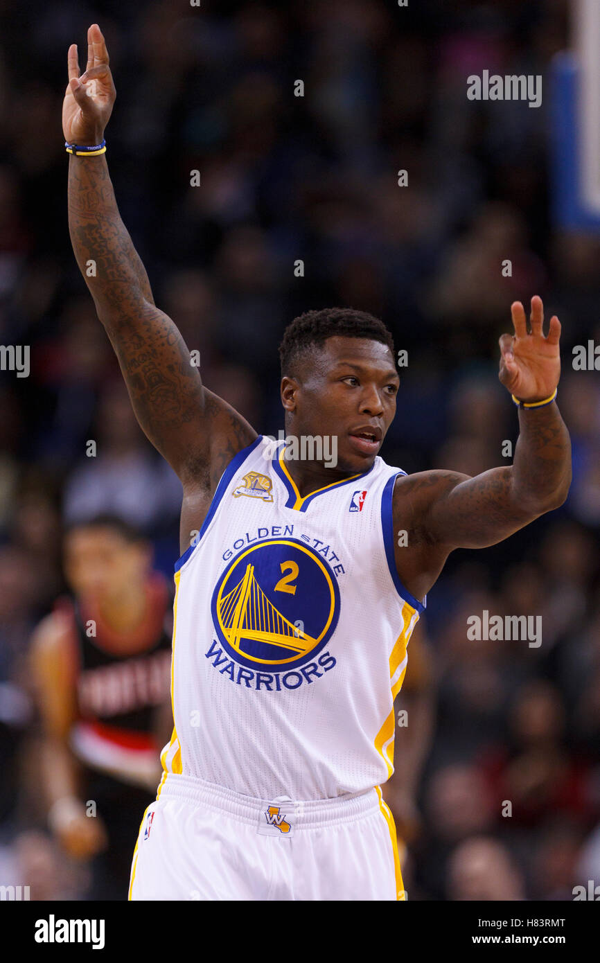 15. Februar 2012; Oakland, Kalifornien, USA; Golden State Warriors zeigen Wache Nate Robinson (2) feiert nach Herstellung eines drei-Punkt-Korbes gegen die Portland Trail Blazers im zweiten Quartal in Oracle Arena. Stockfoto