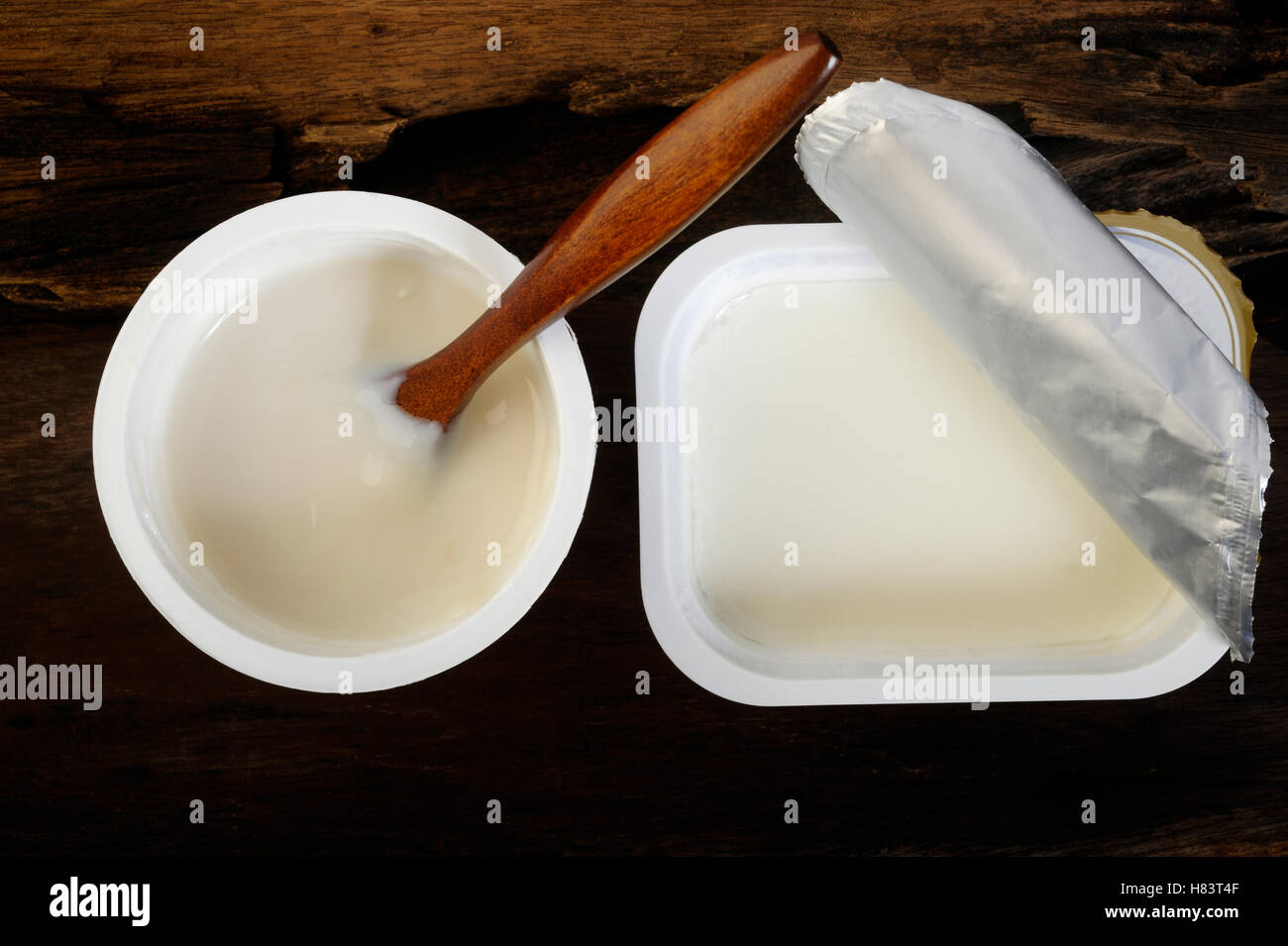 Joghurt in weißen Plastikbecher Stockfoto