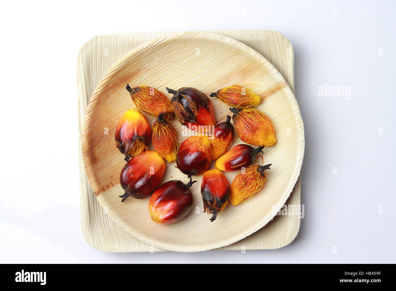 Palmöl ist ein pflanzliches Speiseöl Mesokarp (rötliches Fruchtfleisch) der Frucht der Ölpalme abgeleitet Stockfoto