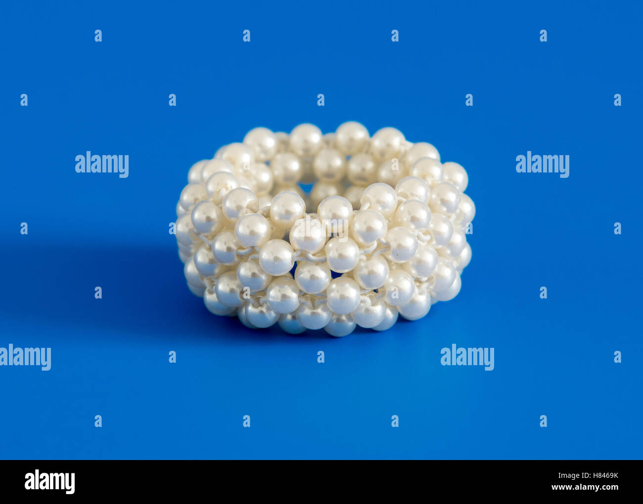 Haargummi mit Perle auf blauem Hintergrund Stockfoto