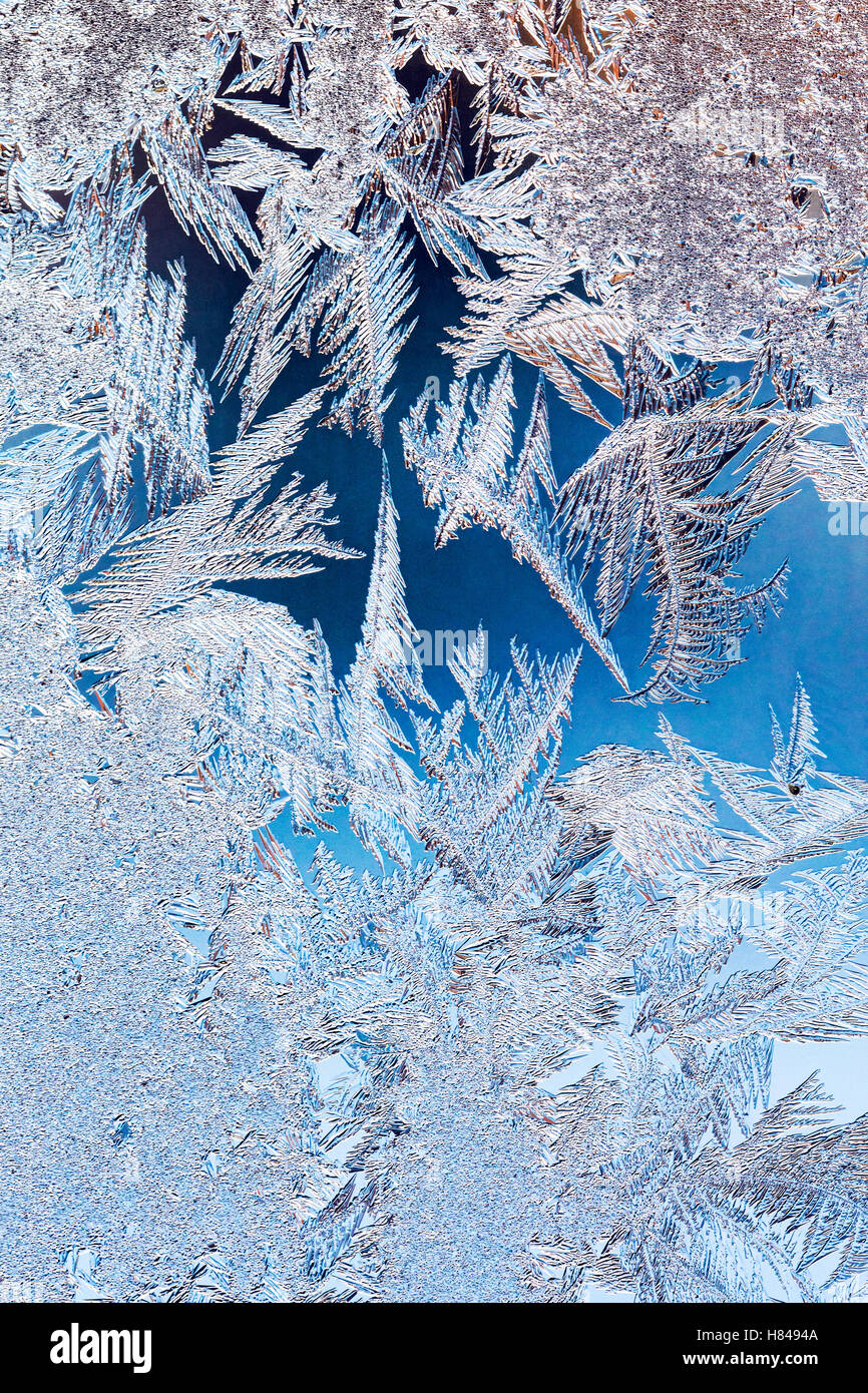 eisige natürliche Muster auf gefrorenen Winter Fensterglas Stockfoto