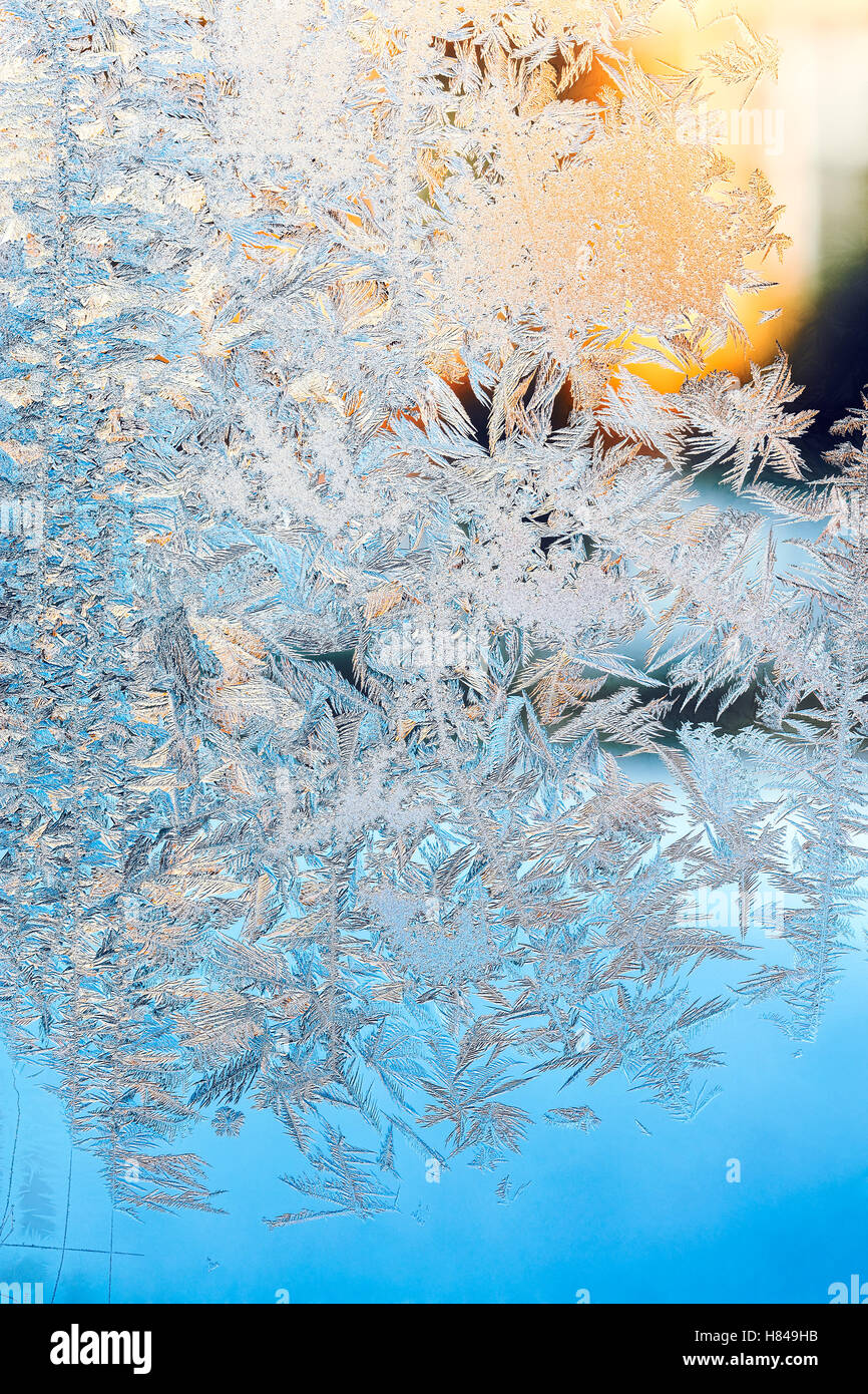 frostigen Muster mit Sonnenlicht auf gefrorenen Fensterglas Stockfoto