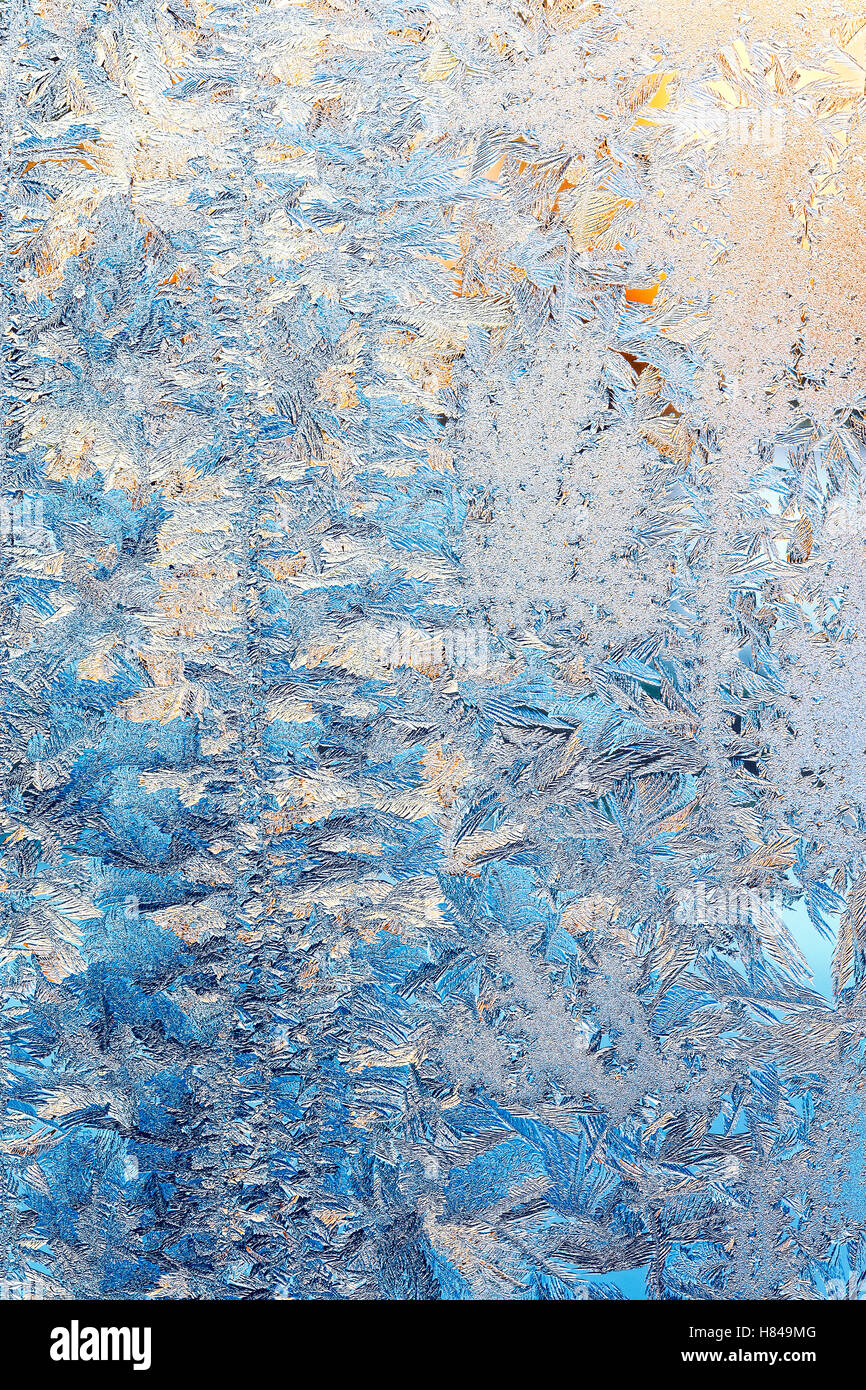 frostigen Muster und Sonnenlicht auf Winter-Glas Stockfoto