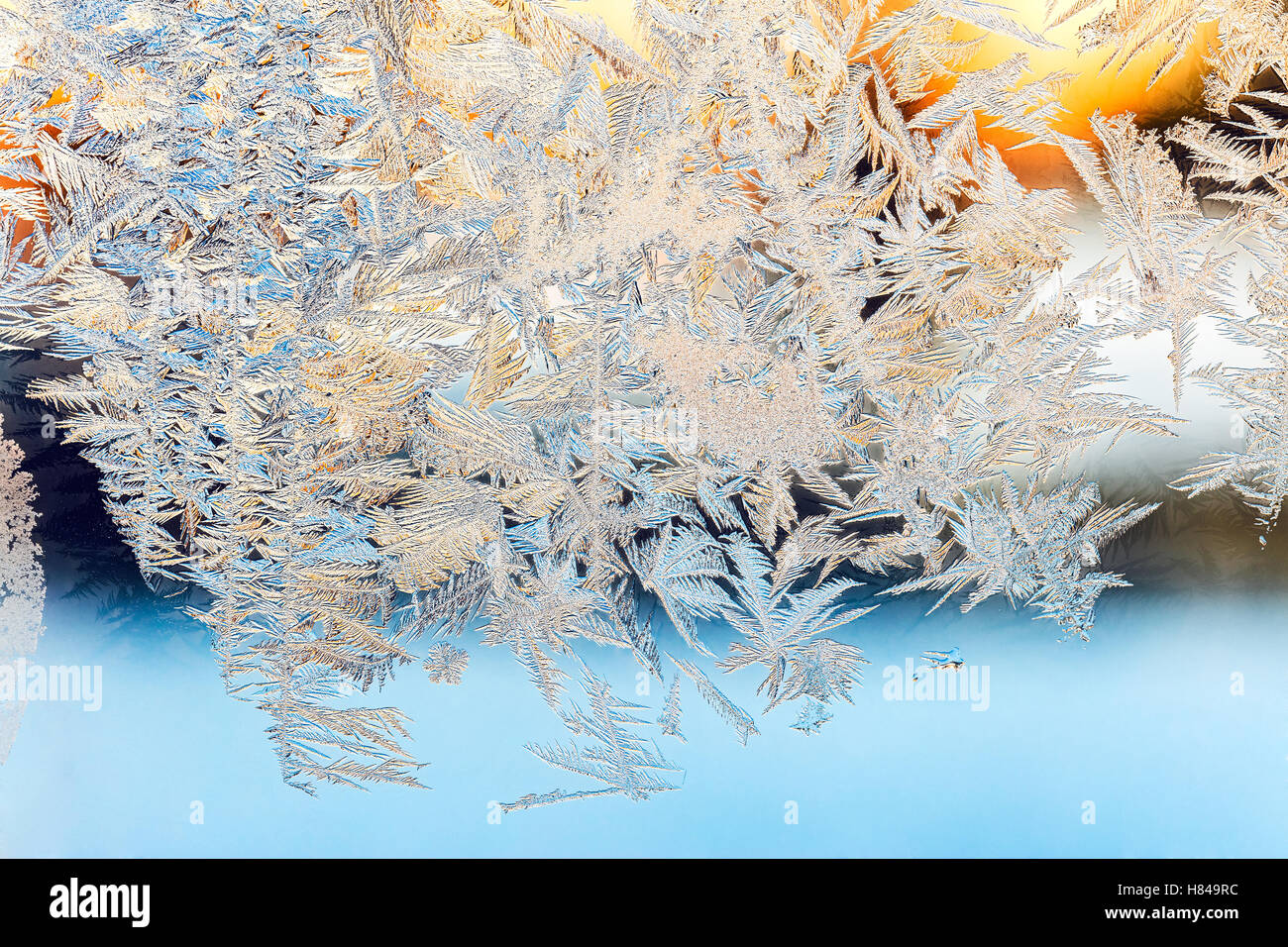 frostigen Muster mit Sonnenlicht auf gefrorenen Fensterglas Stockfoto