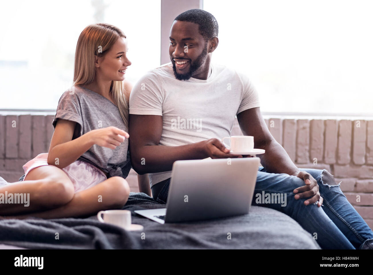 Überglücklich paar Teetrinken im Bett Stockfoto