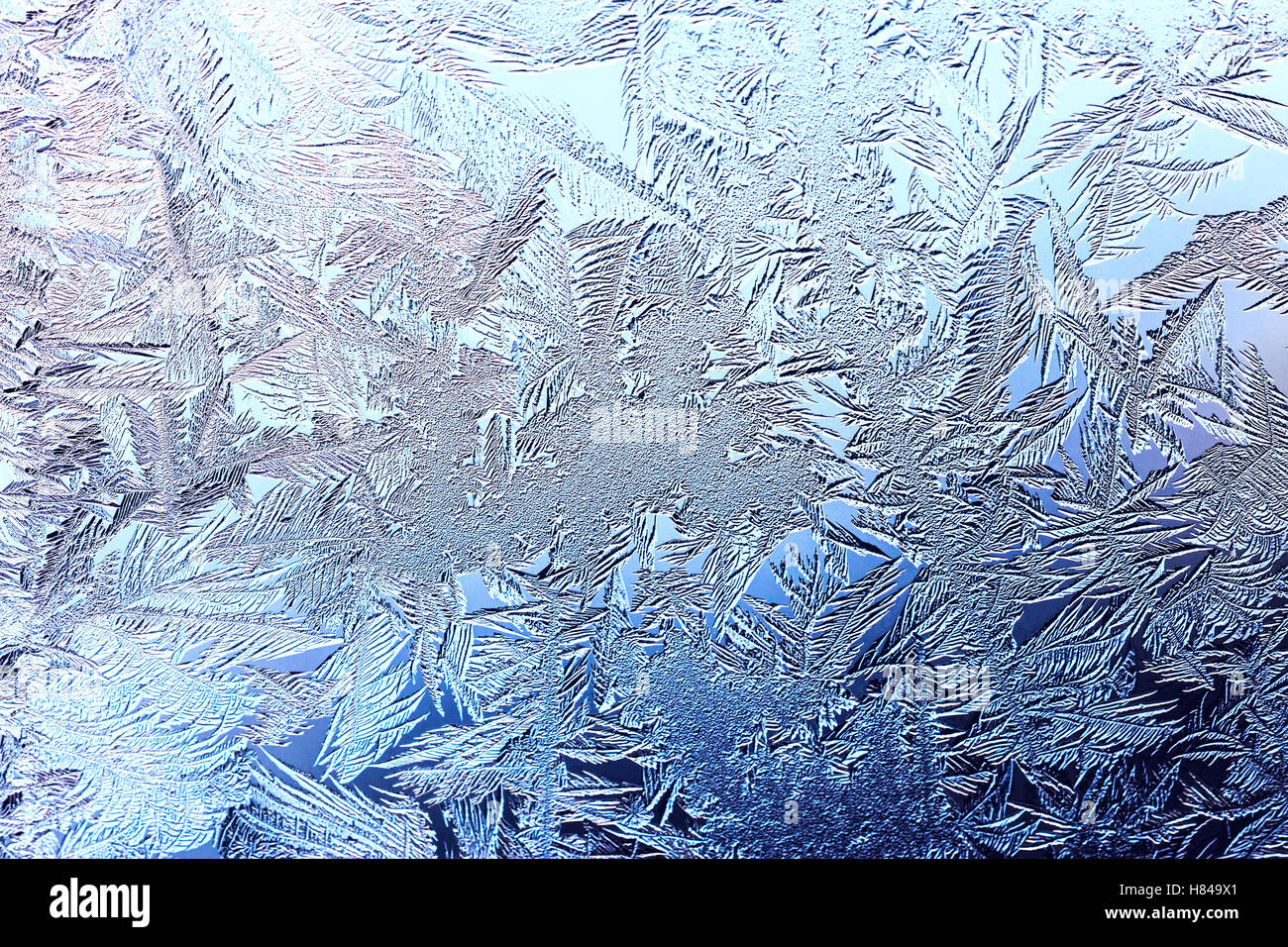 gefrorene Fensterglas mit frostigen Muster Blau Stockfoto