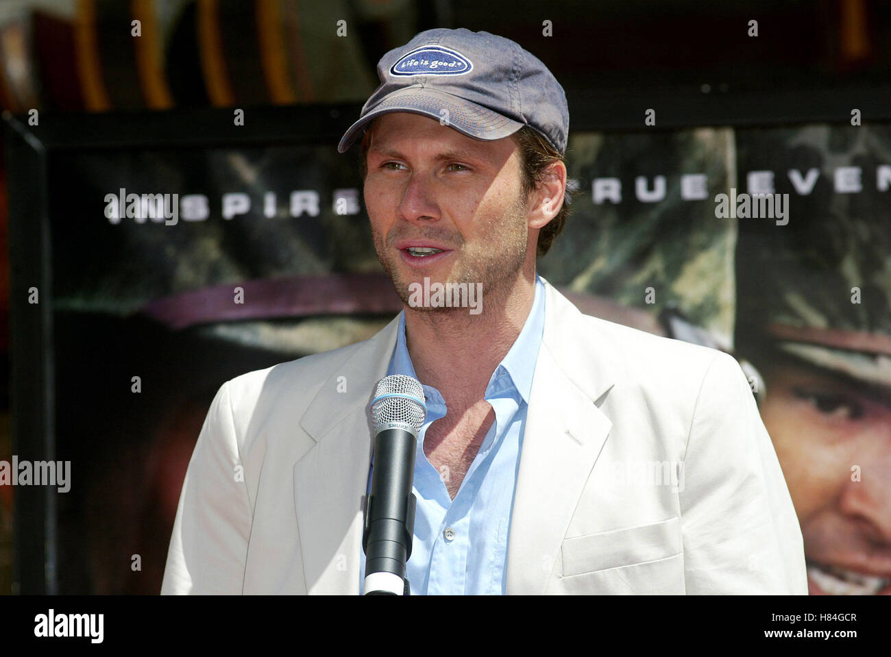 CHRISTIAN SLATER JOHN WOO HANDABDRÜCKE Zeremonie Manns CHINESE THEATRE HOLLYWOOD LOS AGELES USA 21. Mai 2002 Stockfoto