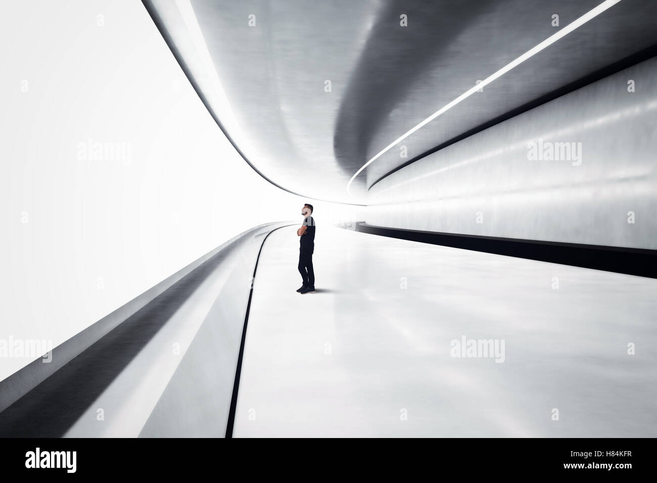 Mann in einem futuristischen tunnel Stockfoto