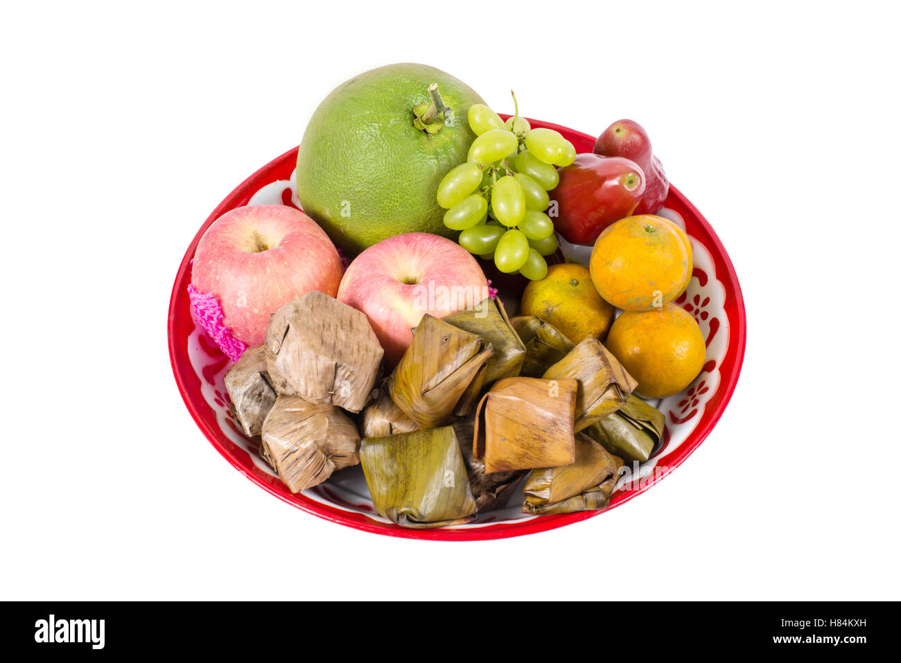 Isolierte Tablett mit sortierten Obst, Nian gao und gefüllte Teig Pyramide Dessert zum chinesischen Neujahr feiern Stockfoto