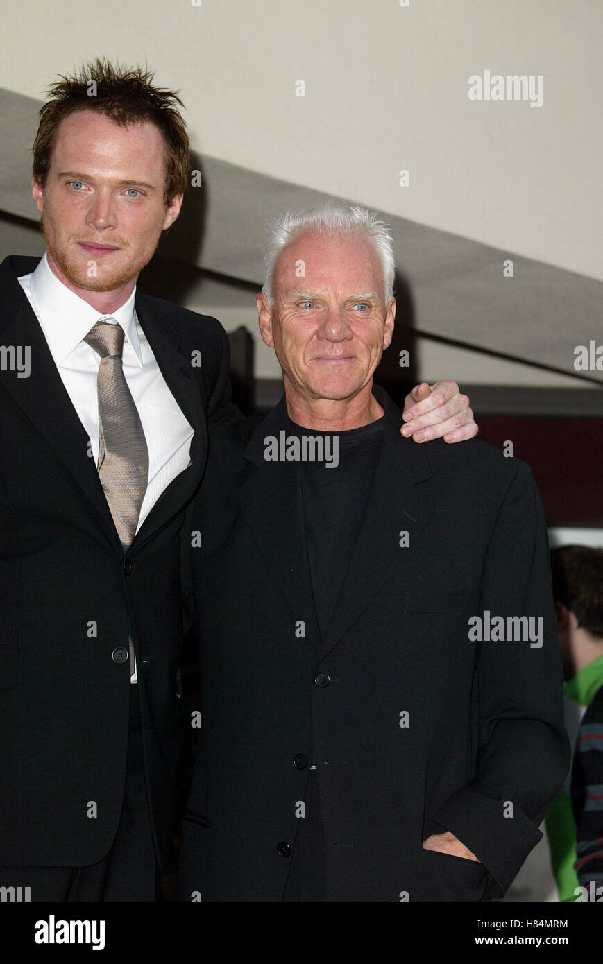 PAUL BETTANY MALCOLM MCDOWELL GANGSTER No. 1 FILM PREMIERE HOLLYWOOD LOS ANGELES USA 8. Juli 2002 Stockfoto