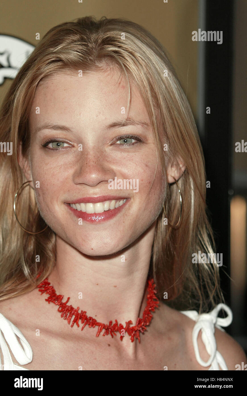 AMY SMART AUSTIN POWERS IN GOLDSTÄNDER PREMIERE UNIVERSAL Amphitheater UNIVERSAL CITY LA USA 22. Juli 2002 Stockfoto