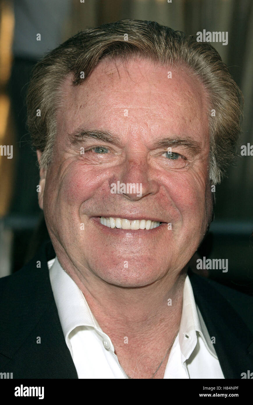 ROBERT WAGNER AUSTIN POWERS IN GOLDSTÄNDER PREMIERE UNIVERSAL Amphitheater UNIVERSAL CITY LA USA 22. Juli 2002 Stockfoto