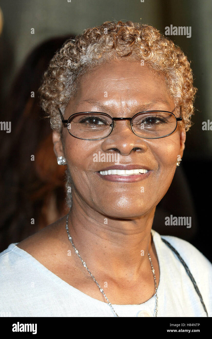 DIONNE WARWICK AUSTIN POWERS IN GOLDSTÄNDER PREMIERE UNIVERSAL Amphitheater UNIVERSAL CITY LA USA 22. Juli 2002 Stockfoto