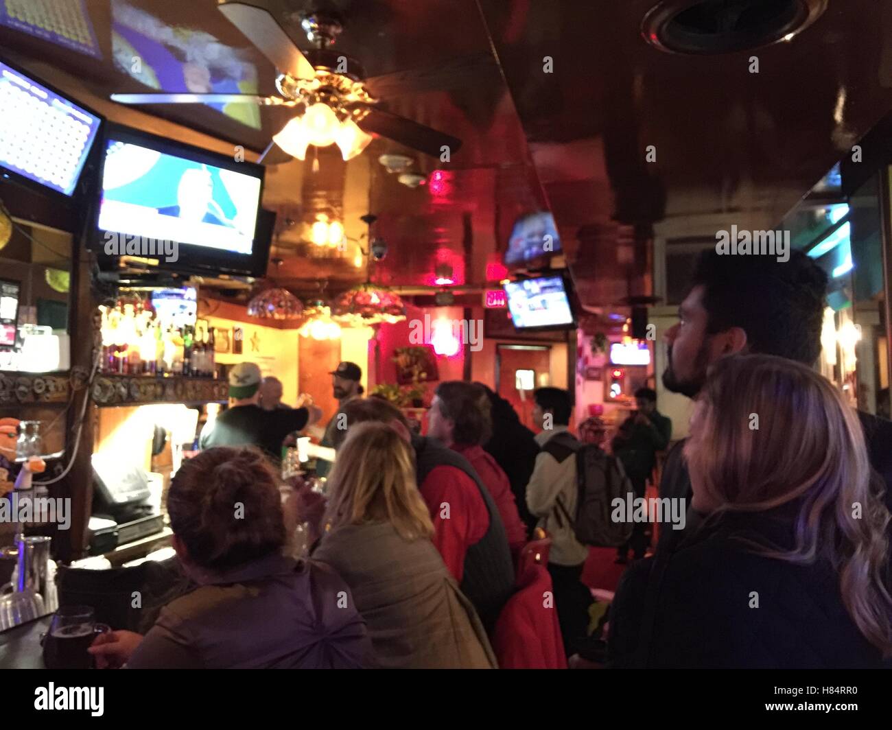 Washington, DC, USA. 8. November 2016. Die Menschen sehen live-Übertragung der Stimmenauszählung Prozess der Präsidentschaftswahl in einer Bar in Washington, DC, USA, 8. November 2016. © Liu Yang/Xinhua/Alamy Live-Nachrichten Stockfoto