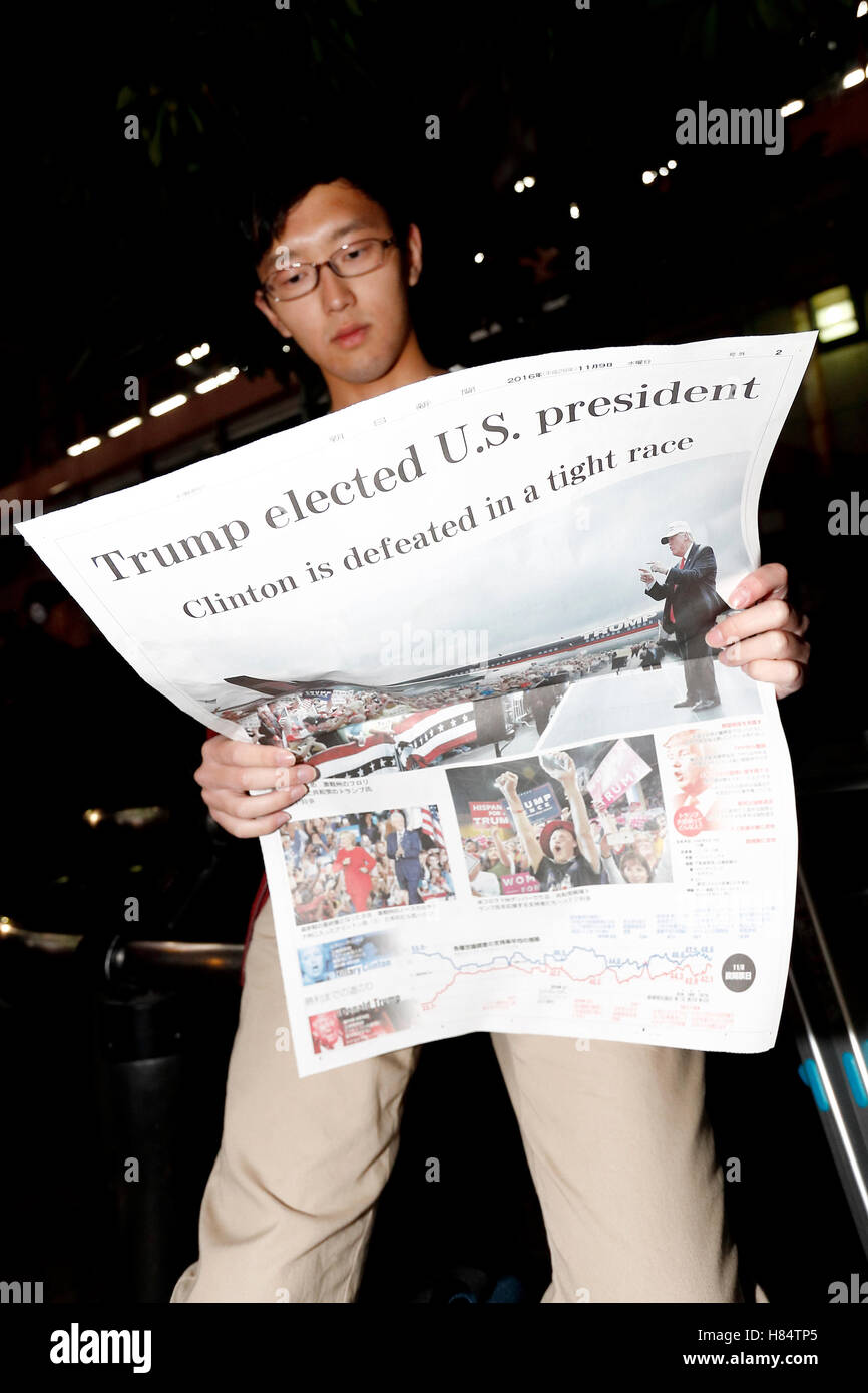 Ein Mann liest eine extra-Ausgabe in der Innenstadt von Tokio kündigt Donald Trump Wahl als 45. Präsident der Vereinigten Staaten von Amerika, am 9. November 2016, Tokio, Japan. Bildnachweis: Rodrigo Reyes Marin/AFLO/Alamy Live-Nachrichten Stockfoto