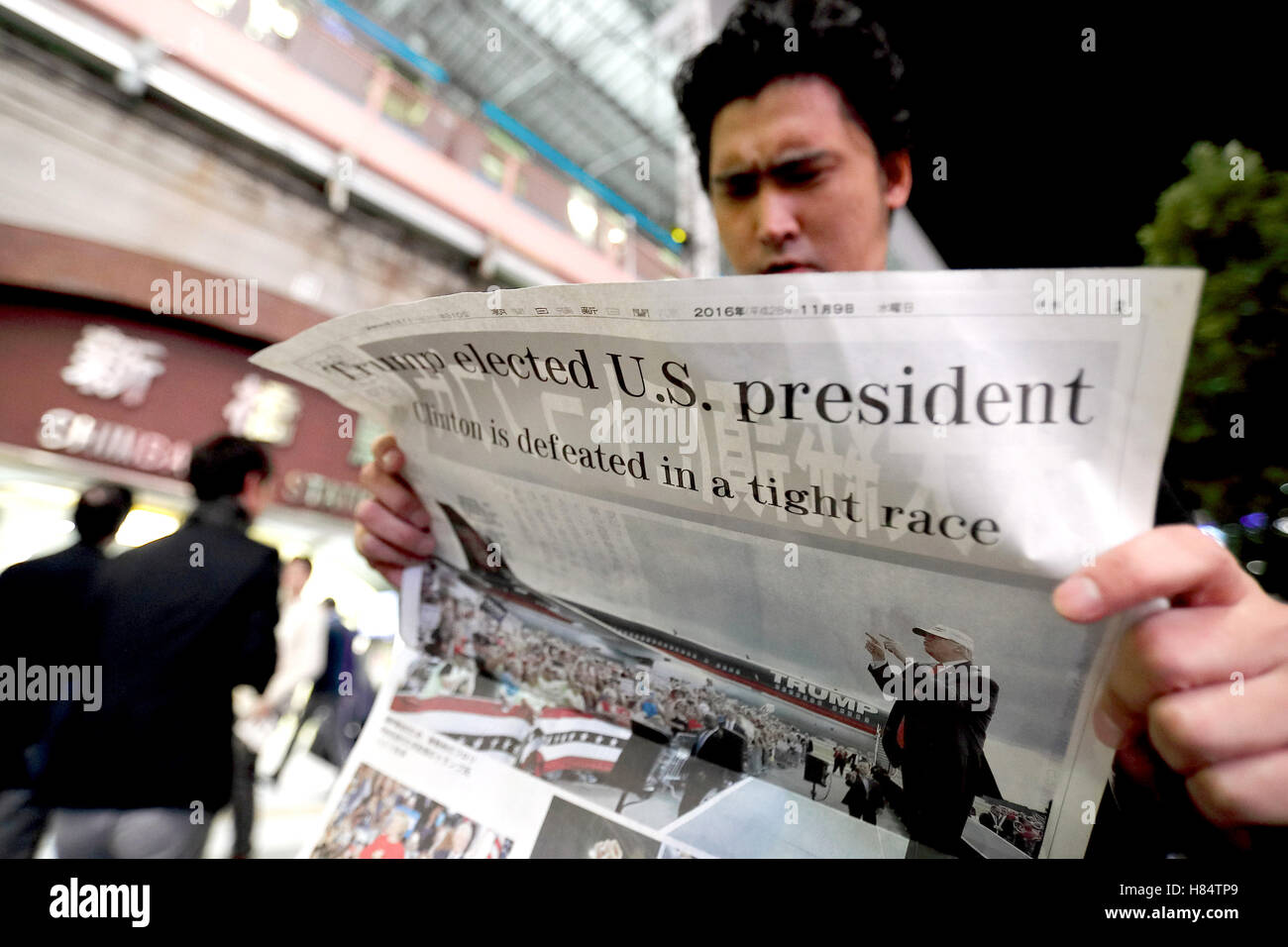 Ein Mann liest eine extra-Ausgabe in der Innenstadt von Tokio kündigt Donald Trump Wahl als 45. Präsident der Vereinigten Staaten von Amerika, am 9. November 2016, Tokio, Japan. Bildnachweis: Rodrigo Reyes Marin/AFLO/Alamy Live-Nachrichten Stockfoto