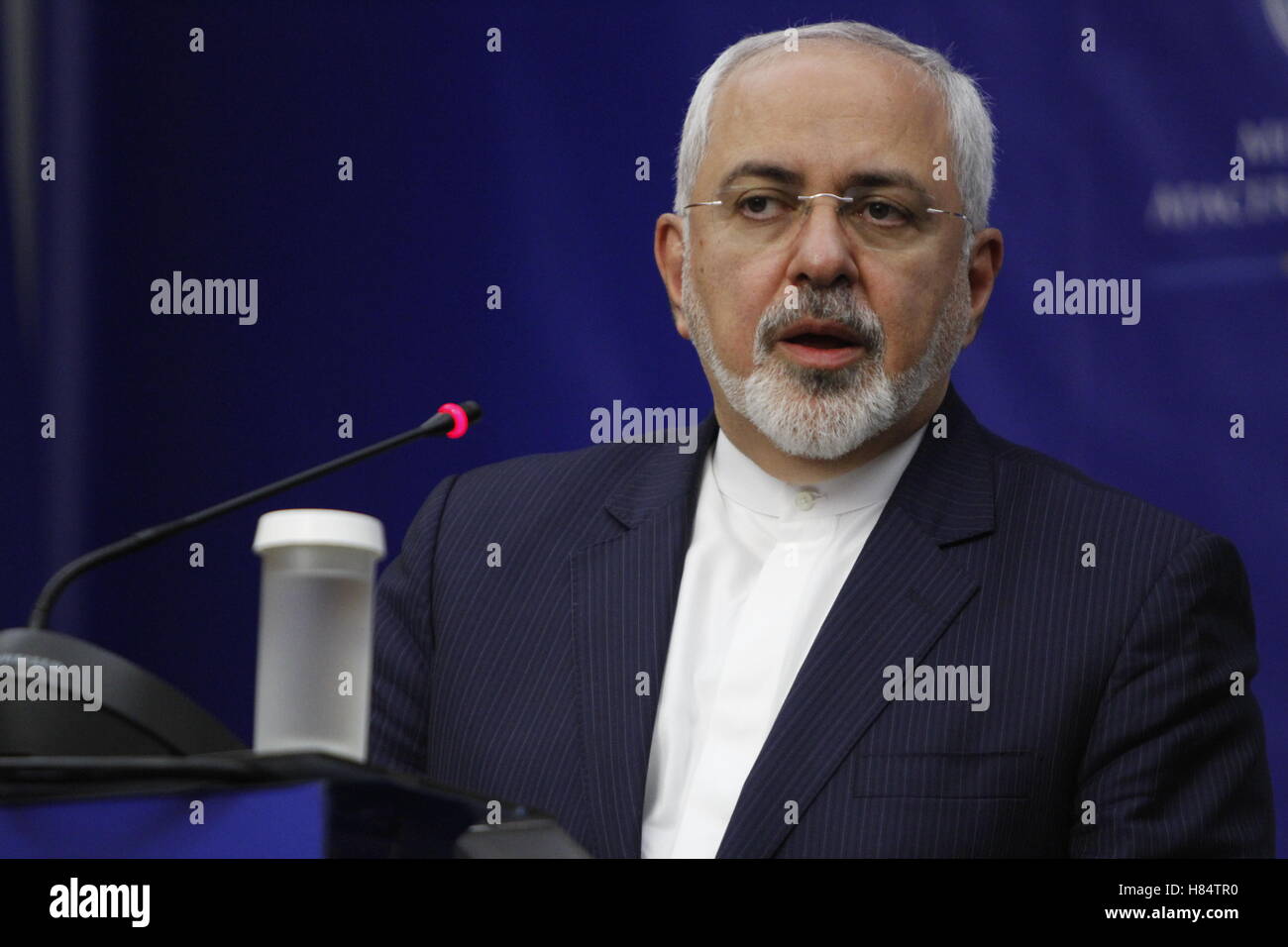 Bukarest, Rumänien. 9. November 2016. Der iranische Aussenminister mohammad Javad Zarif spricht auf der gemeinsamen Pressekonferenz mit Außenminister von Rumänien, Lazar Comanescu. Credit: Gabriel petrescu/alamy leben Nachrichten Stockfoto