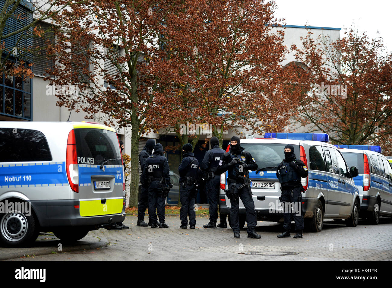 Dietzenbach, Deutschland. 9. November 2016. Polizisten stehen vor einem Bürokomplex in Dietzenbach, Deutschland, 9. November 2016. Mehr als 1.000 Polizisten durchsucht Eigenschaften in der Biker-Milieu in mehreren Bundesländern. Sie suchten nach Waffen, Munition, Drogen, Dokumente und andere Stücke von beweisen, die auf illegale Geschäfte zeigen könnte. Foto: SUSANN PRAUTSCH/Dpa/Alamy Live News Stockfoto