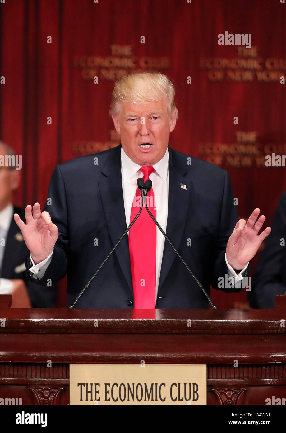 (161109)--Peking, 9. November 2016 (Xinhua)--Datei Foto am 15. September 2016 zeigt Donald Trump bei einer Rede bei einem Mittagessen treffen der Economic Club of New York in New York, Vereinigte Staaten. Ehemalige Immobilien-Tycoon Donald Trump ist der 45. Präsident der Vereinigten Staaten nach einem Kopf-an-Kopf Rennen mit seinem demokratischen Rivalen Hillary Clinton gewählt worden. Geboren am 14. Juni 1946, in New York, Trump begann seine Karriere im Immobilien-Firma seines Vaters im Jahr 1968 nach Abschluss an der Wharton School der University of Pennsylvania und Kontrolle des Unternehmens im Jahr 1971 erhielt, Stockfoto