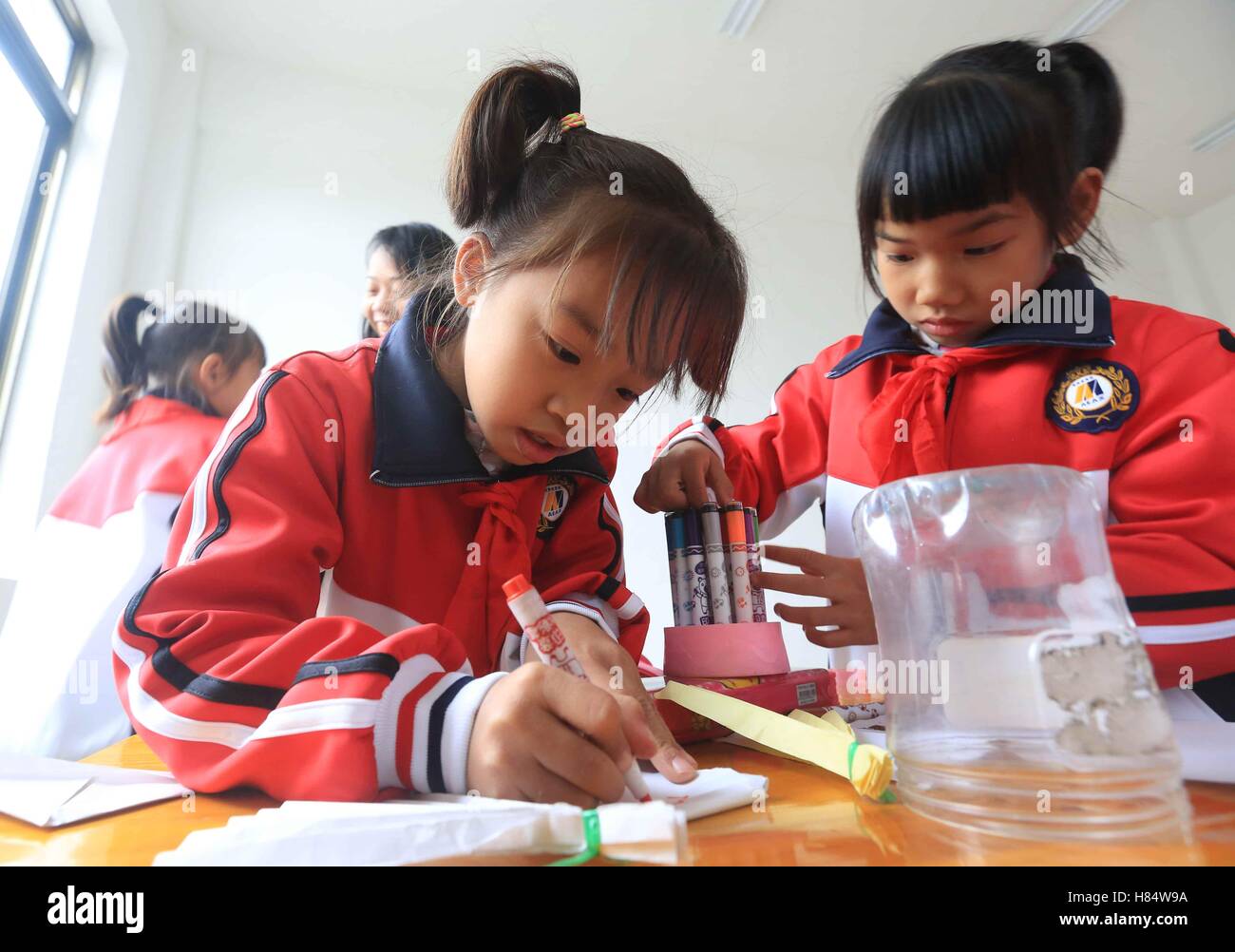 Rong'an, der chinesischen autonomen Region Guangxi Zhuang. 9. November 2016. Schüler der Grundschule Liuliao zeichnen Bilder im Klassenzimmer auf dem neuen Campus in Liuliao Dorf in der Grafschaft Rong'an, Süd-China Autonome Region Guangxi Zhuang, 9. November 2016. Der alte Campus der Schule wurde durch einen Erdrutsch am 21. April schwer beschädigt. © Huang Xiaobang/Xinhua/Alamy Live-Nachrichten Stockfoto