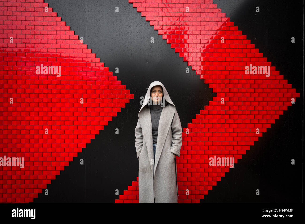 London, UK. 9. November 2016. Künstlerin Rana Begum(pictured) präsentiert ihr neues Werk "No.700 Reflektoren". Die Kunstkommission misst 50 Meter langen und 3,5 Meter hoch und verfügt über 35.000 farbigen Reflektoren, die die volle Länge des Lewis Cubitt Platzes am Kings Cross Kredit zu besetzen: Guy Corbishley/Alamy Live News Stockfoto