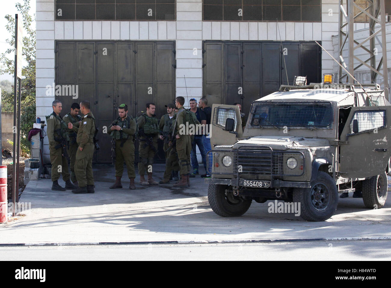 Nablus. 9. November 2016. Israelische Soldaten stehen in der Nähe der Szene, wo ein palästinensischer Mann erschossen und durch israelische Streitkräfte in Hawara Dorf in der Nähe der West Bank von Nablus am 9. November 2016 verwundet wurde. Der palästinensischen jungen Mann versuchte, israelische Soldaten zu erstechen, und sie eröffneten das Feuer auf ihn, teilte die israelische Polizei. Bildnachweis: Nidal Eshtayeh/Xinhua/Alamy Live-Nachrichten Stockfoto