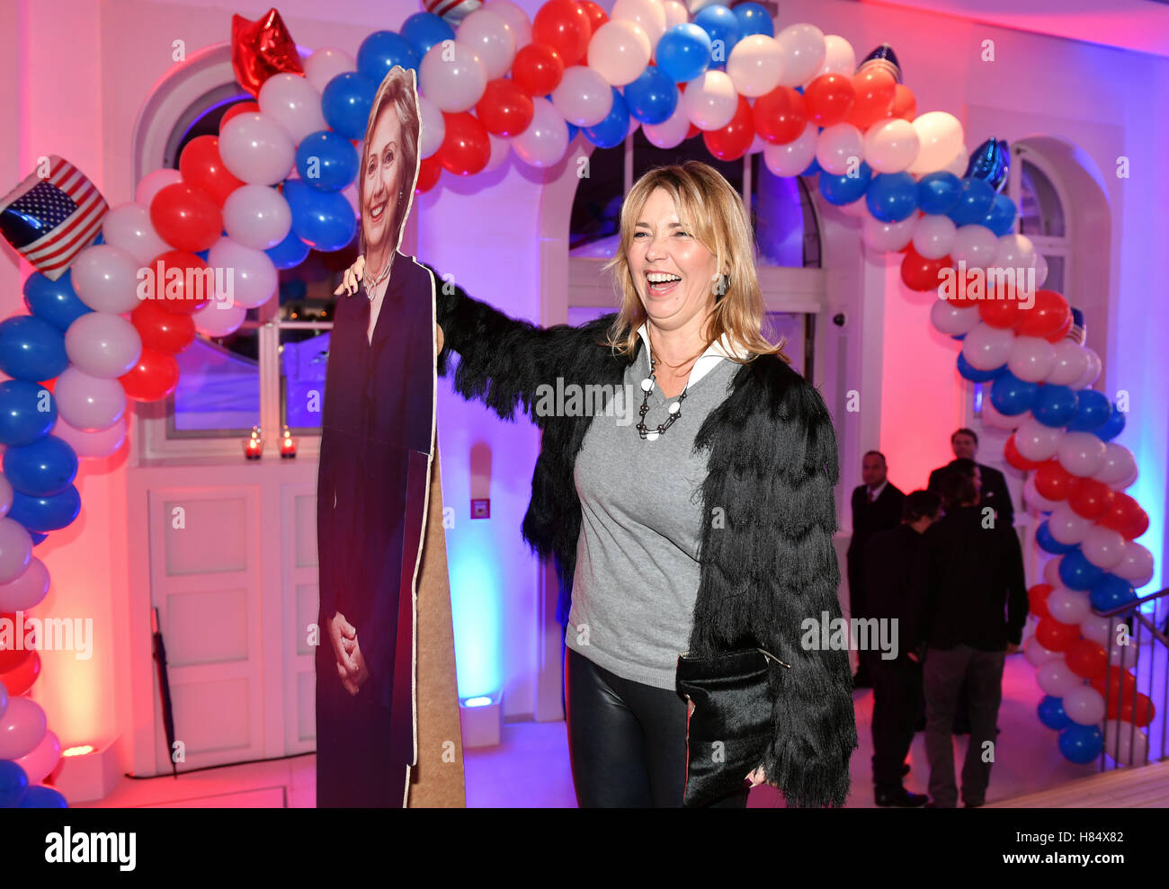 Berlin, Deutschland. 8. November 2016. Schauspielerin Tina Ruland stellt mit dem Karton Bildnis der Hillary Clinton während der Veranstaltung "Uns Election Night" von CNN, n-tv und Stern in der Vertretung von Bertelsmann in Berlin, Deutschland, 8. November 2016. Foto: Jens Kalaene/Dpa/Alamy Live News Stockfoto