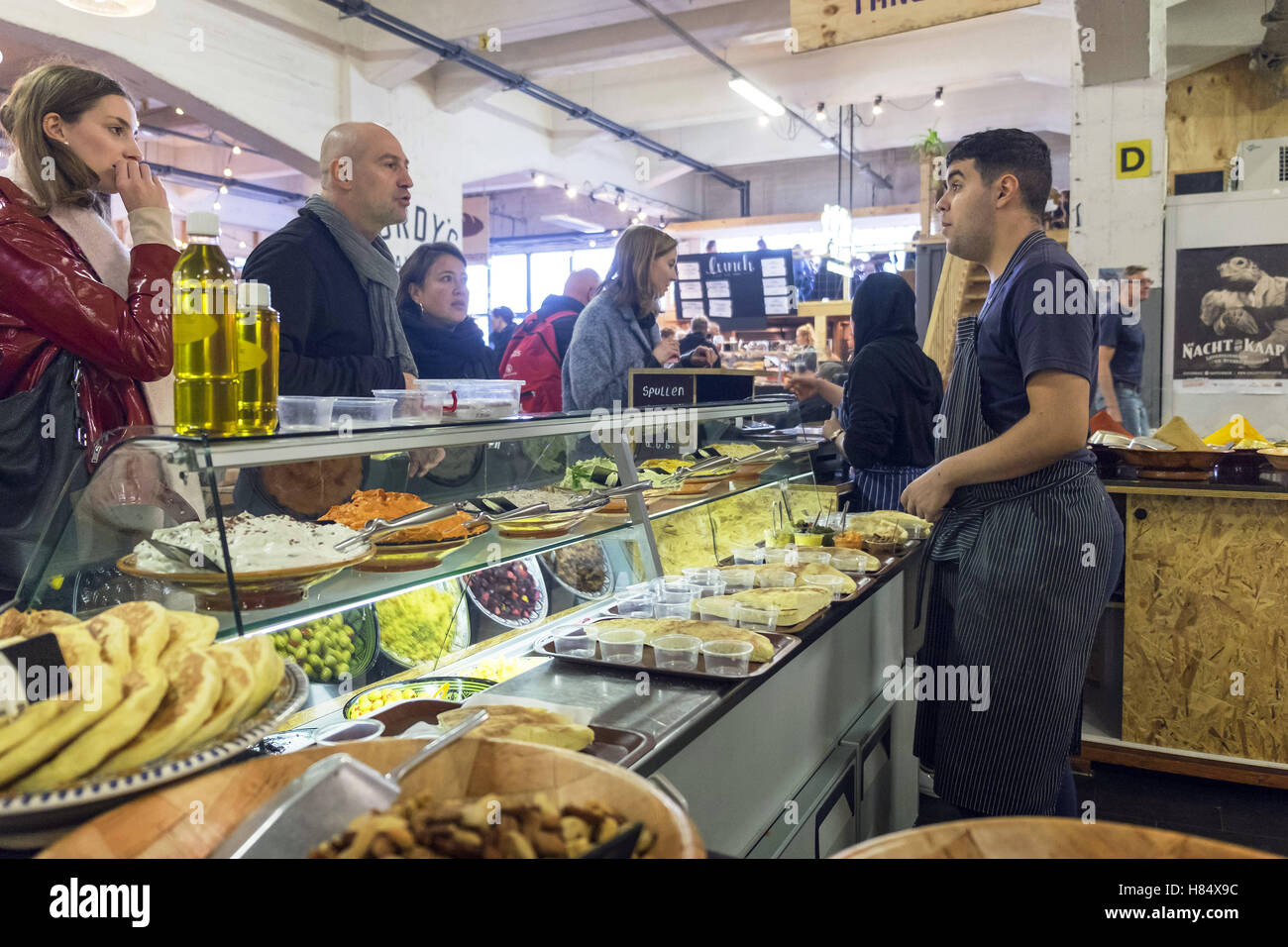 Rotterdam, Niederlande. 6. November 2016. Fenix Food Factory befindet sich auf Katendrecht, eines der kommenden Bereich von Rotterdam, Niederlande. Es ist ein Lebensmittel-Zentrum von sieben Rotterdam Essen Unternehmern. In der Fenixloods, einer ehemaligen Lagerhalle, ein Markt mit frischen Lebensmitteln verkauft lokalen Produkten aus der Kaapse Brouwers Brauerei, Booij Kaasmakers Käse, der Firma Bijten Metzger, Bäckerei, CiderCider, Stielman Kaffee-Röster und Rechtstreex, ein lokaler Landwirt Jordy. © Hans Van Rhoon/ZUMA Draht/Alamy Live-Nachrichten Stockfoto