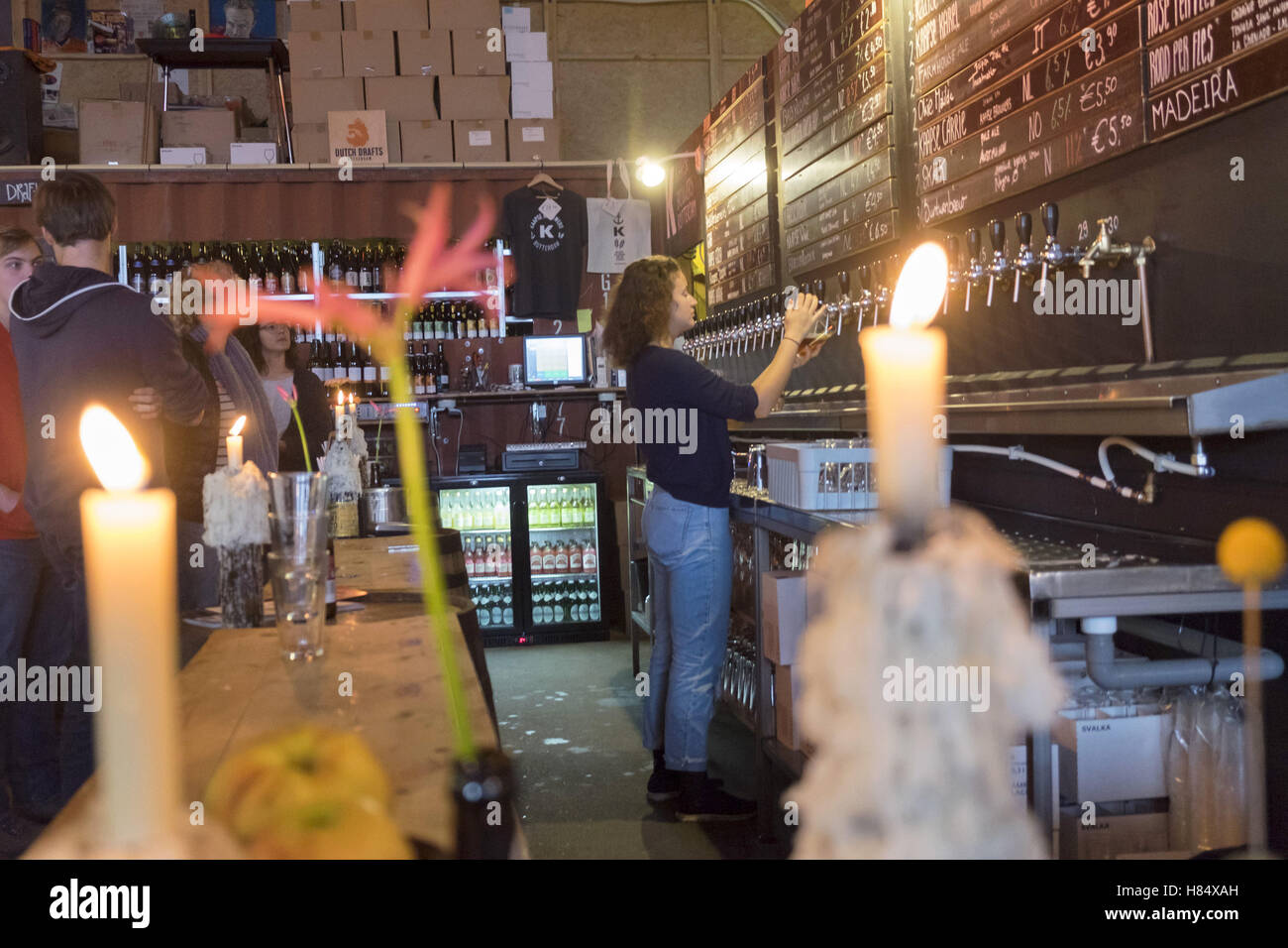 Rotterdam, Niederlande. 6. November 2016. Fenix Food Factory befindet sich auf Katendrecht, eines der kommenden Bereich von Rotterdam, Niederlande. Es ist ein Lebensmittel-Zentrum von sieben Rotterdam Essen Unternehmern. In der Fenixloods, einer ehemaligen Lagerhalle, ein Markt mit frischen Lebensmitteln verkauft lokalen Produkten aus der Kaapse Brouwers Brauerei, Booij Kaasmakers Käse, der Firma Bijten Metzger, Bäckerei, CiderCider, Stielman Kaffee-Röster und Rechtstreex, ein lokaler Landwirt Jordy. © Hans Van Rhoon/ZUMA Draht/Alamy Live-Nachrichten Stockfoto