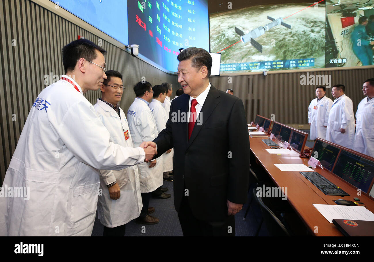 Peking, China. 9. November 2016. Chinesischen Staatspräsidenten Xi Jinping schüttelt Hände mit Mitarbeitern in der Befehl Mitte Chinas bemannte Raumfahrtprogramm in Peking, Hauptstadt von China, 9. November 2016. Xi Jinping am Mittwoch sprach mit den beiden Astronauten in das Weltraumlabor Tiangong-2, in der Befehl Mitte Chinas bemannte Raumfahrtprogramm. Bildnachweis: Ma Zhancheng/Xinhua/Alamy Live-Nachrichten Stockfoto