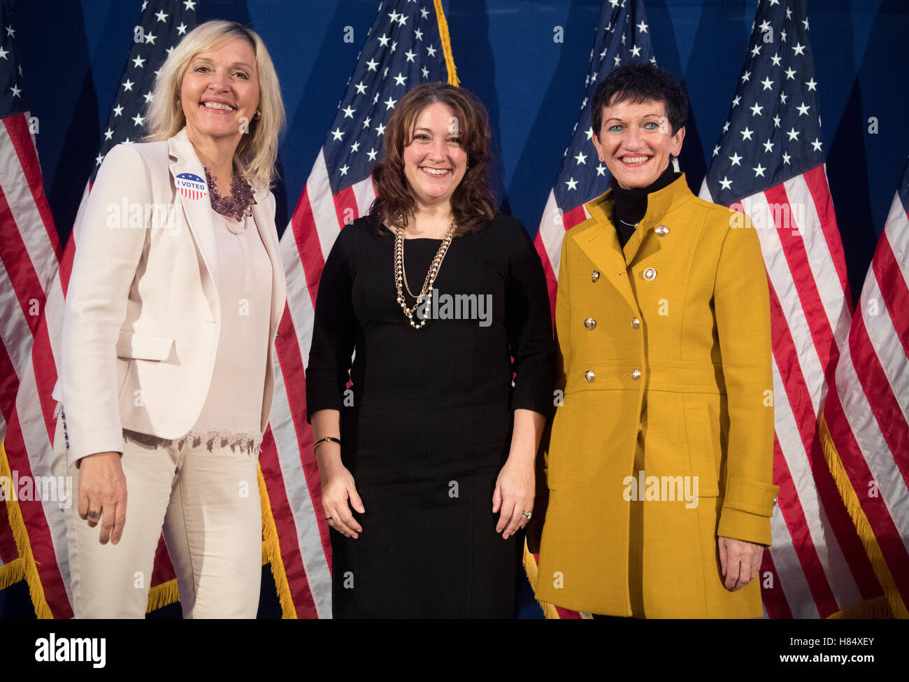 München, Deutschland. 8. November 2016. Posieren Sie dem Bayerischen Staatsminister für Europa Beate Merk (L-R), dem US-Generalkonsul Jennifer Gavito und Vizepräsident des Bayerischen Landtags, Inge Aurès, für ein Foto auf der "uns Wahlnacht", ein Wahl-Party in den Bayerischen Landtag in München, Deutschland, 8. November 2016. Foto: Matthias Balk/Dpa/Alamy Live News Stockfoto