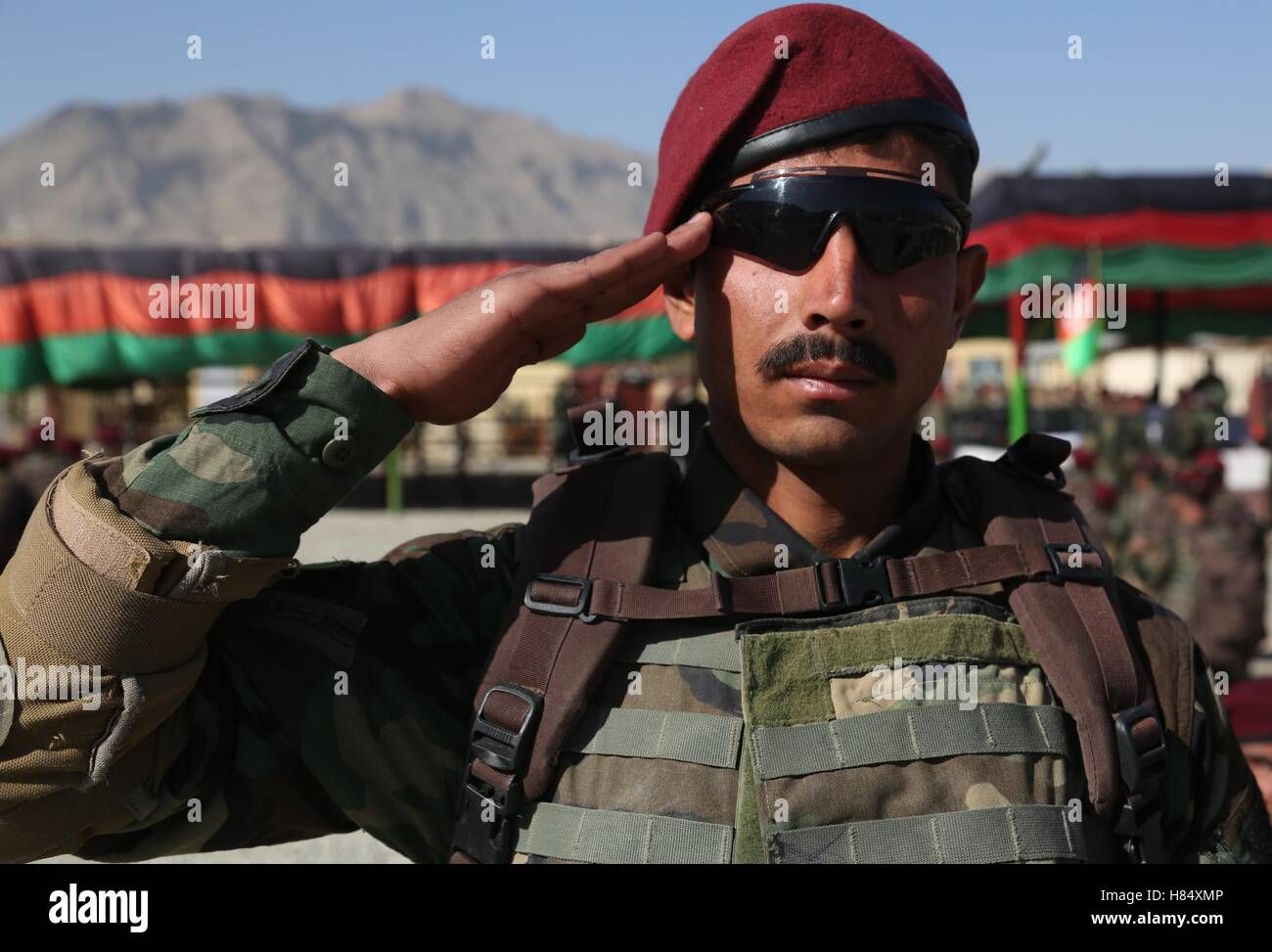 Kabul, Afghanistan. 9. November 2016. Mitglied des afghanischen Spezialeinheiten beteiligt sich an einer Abschlussfeier in Kabul, Hauptstadt von Afghanistan, 9. November 2016. Rund 800 Auszubildende des afghanischen Special Forces absolvierte am Mittwoch nach Abschluss einer 16-wöchigen Schulung. Bildnachweis: Rahmat Alizadah/Xinhua/Alamy Live-Nachrichten Stockfoto