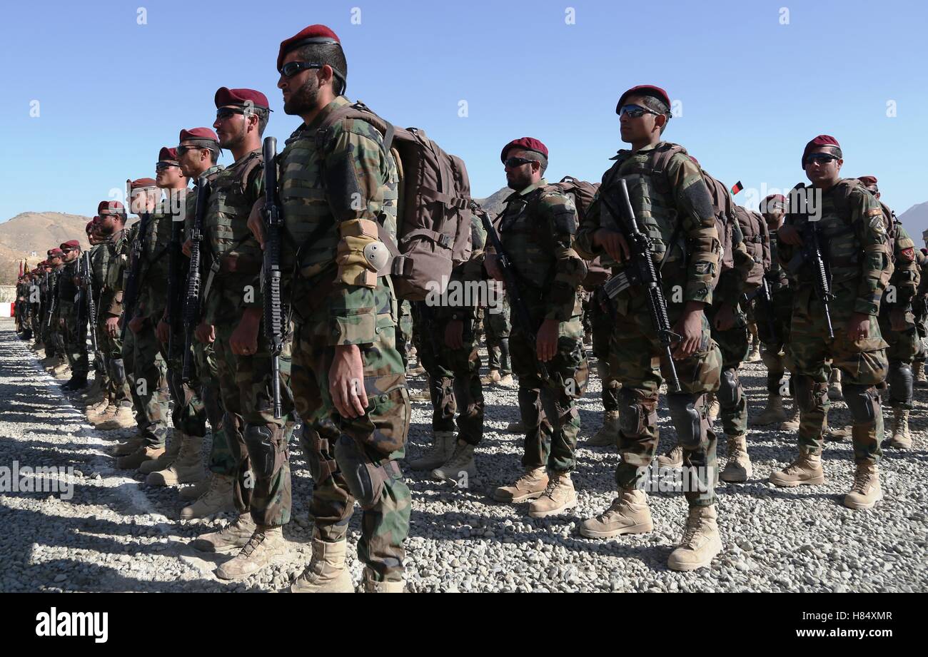 Kabul, Afghanistan. 9. November 2016. Mitglieder der afghanischen Spezialeinheiten nehmen Teil in einer Abschlussfeier in Kabul, Hauptstadt von Afghanistan, 9. November 2016. Rund 800 Auszubildende des afghanischen Special Forces absolvierte am Mittwoch nach Abschluss einer 16-wöchigen Schulung. Bildnachweis: Rahmat Alizadah/Xinhua/Alamy Live-Nachrichten Stockfoto