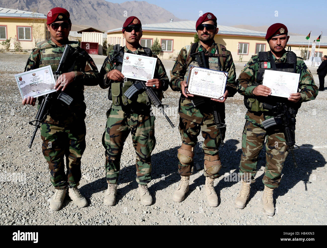 Kabul, Afghanistan. 9. November 2016. Mitglieder der afghanischen Spezialeinheiten zeigen ihre Zertifikate während einer Abschlussfeier in Kabul, Hauptstadt von Afghanistan, 9. November 2016. Rund 800 Auszubildende des afghanischen Special Forces absolvierte am Mittwoch nach Abschluss einer 16-wöchigen Schulung. Bildnachweis: Rahmat Alizadah/Xinhua/Alamy Live-Nachrichten Stockfoto