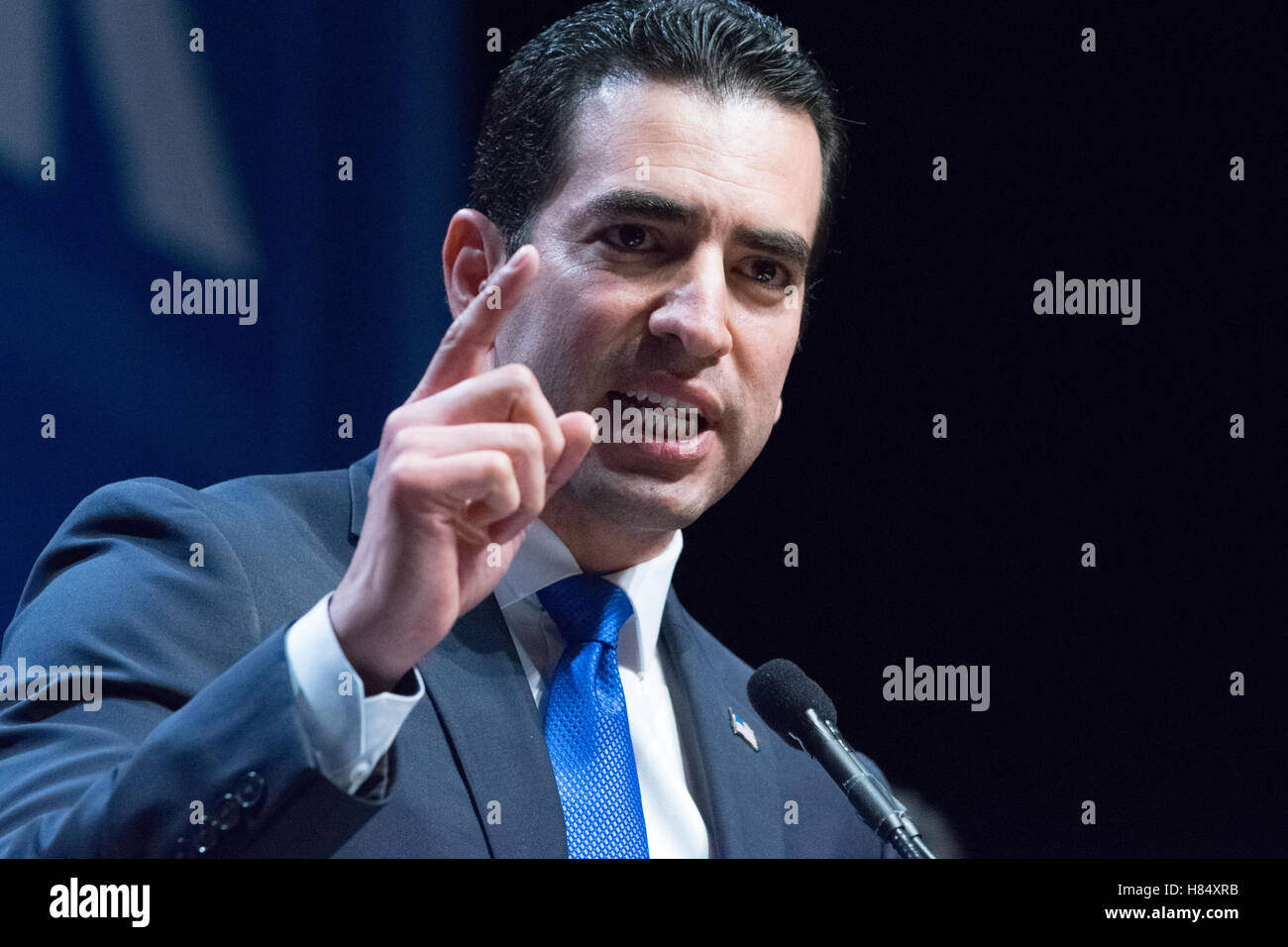 Las Vegas, USA. 8. November 2016. Rubin Kihuen spricht unterstützt als neu gewählter Vertreter aus Nevada am 8. November 2016 die Wahl-Nacht-Party in der Aria in Las Vegas, NV. Bildnachweis: Das Foto Zugang/Alamy Live-Nachrichten Stockfoto