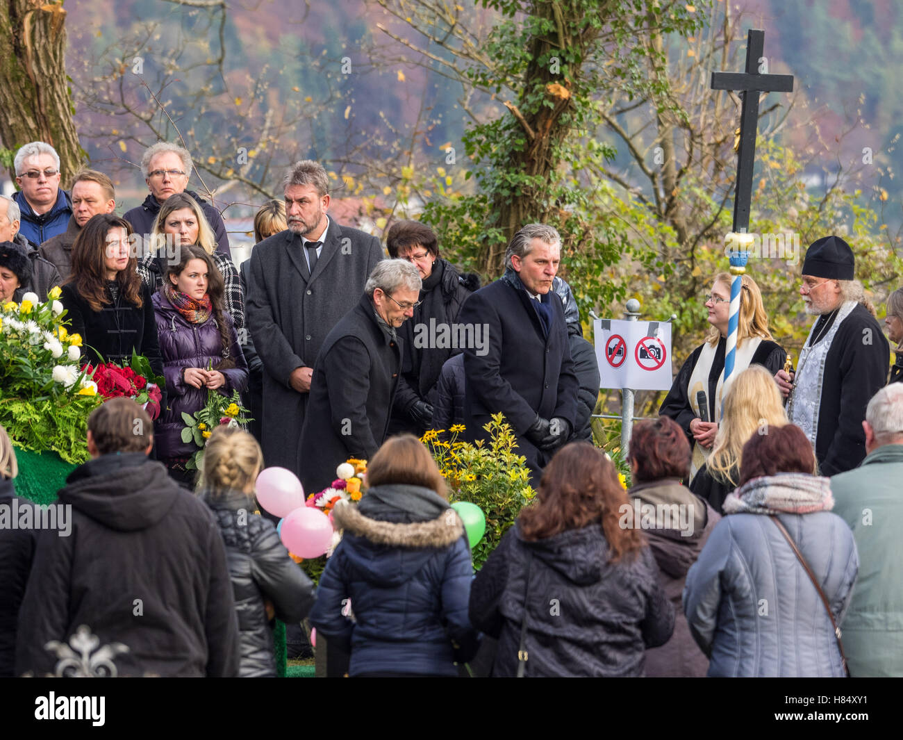 Markt Egloffstein, Deutschland. 9. November 2016. Der Sarg von Oleg Popov ist im Markt Egloffstein, Deutschland, 9. November 2016 gesenkt. Der Welt berühmte Clown war eines der bekanntesten in der Zirkus-Geschichte. Er starb an Herzversagen während einer Tour am vergangenen Mittwoch im Alter von 86 Jahren. Popov lebt in Egloffstein mit seiner deutschen Frau seit 1991. Foto: Nicolas Armer/Dpa/Alamy Live News Stockfoto