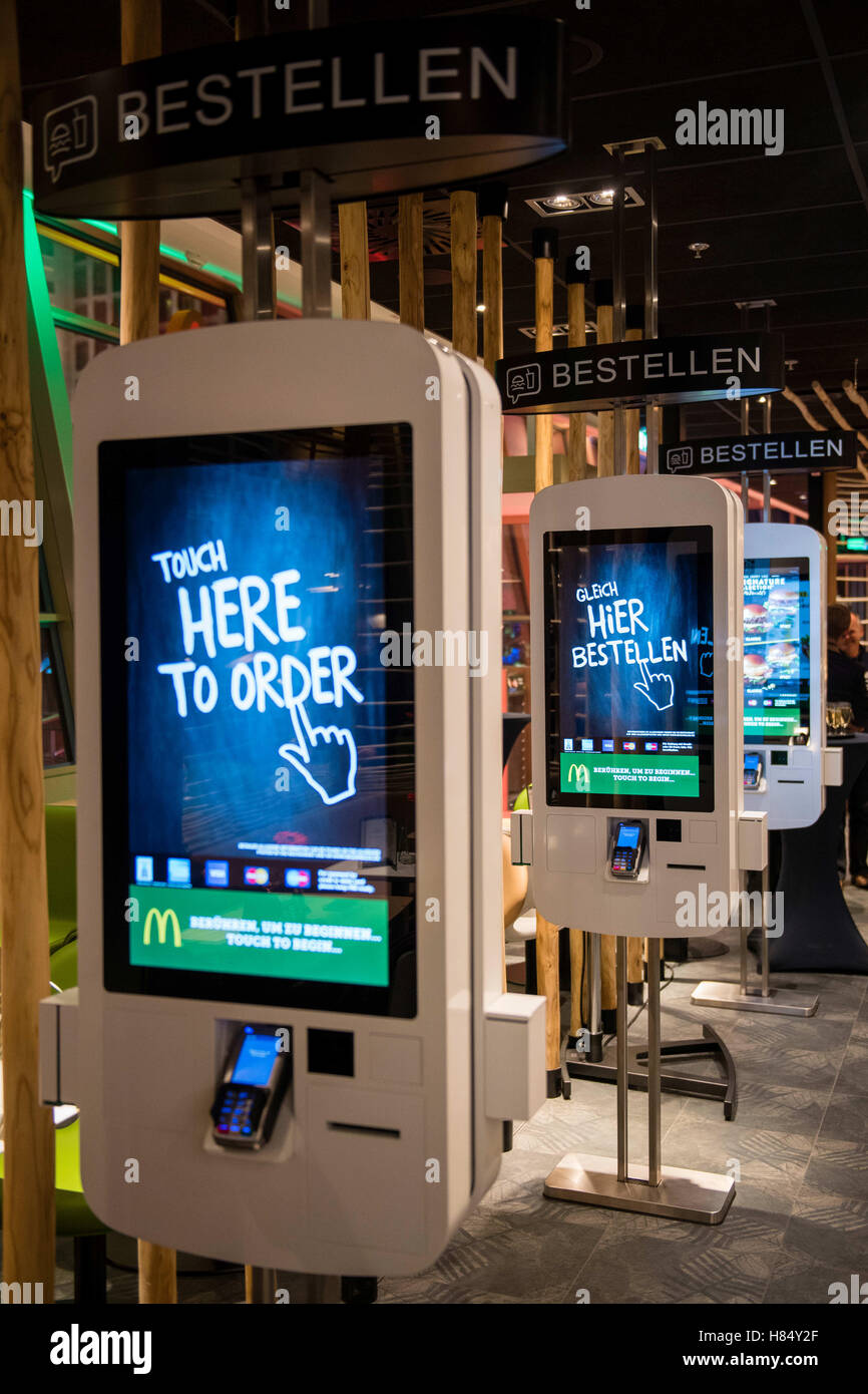 Mcdonalds zoo station berlin germany Fotos und Bildmaterial in hoher
