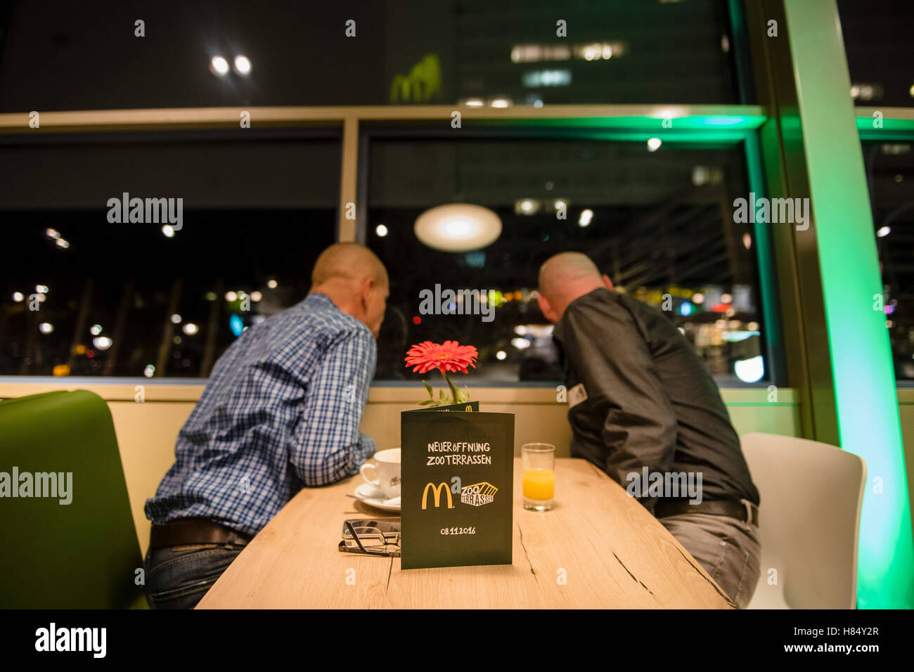 Mcdonalds zoo station berlin germany Fotos und Bildmaterial in hoher